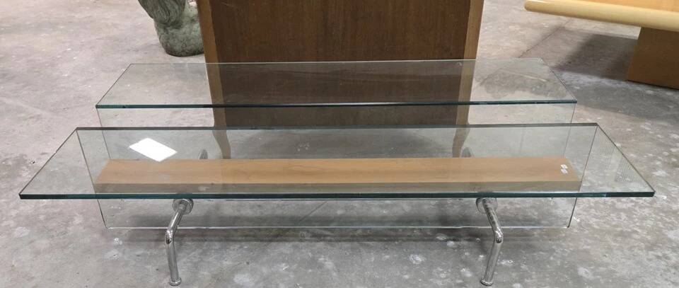 1970s design coffee table, combining transparency and visual lightness.
