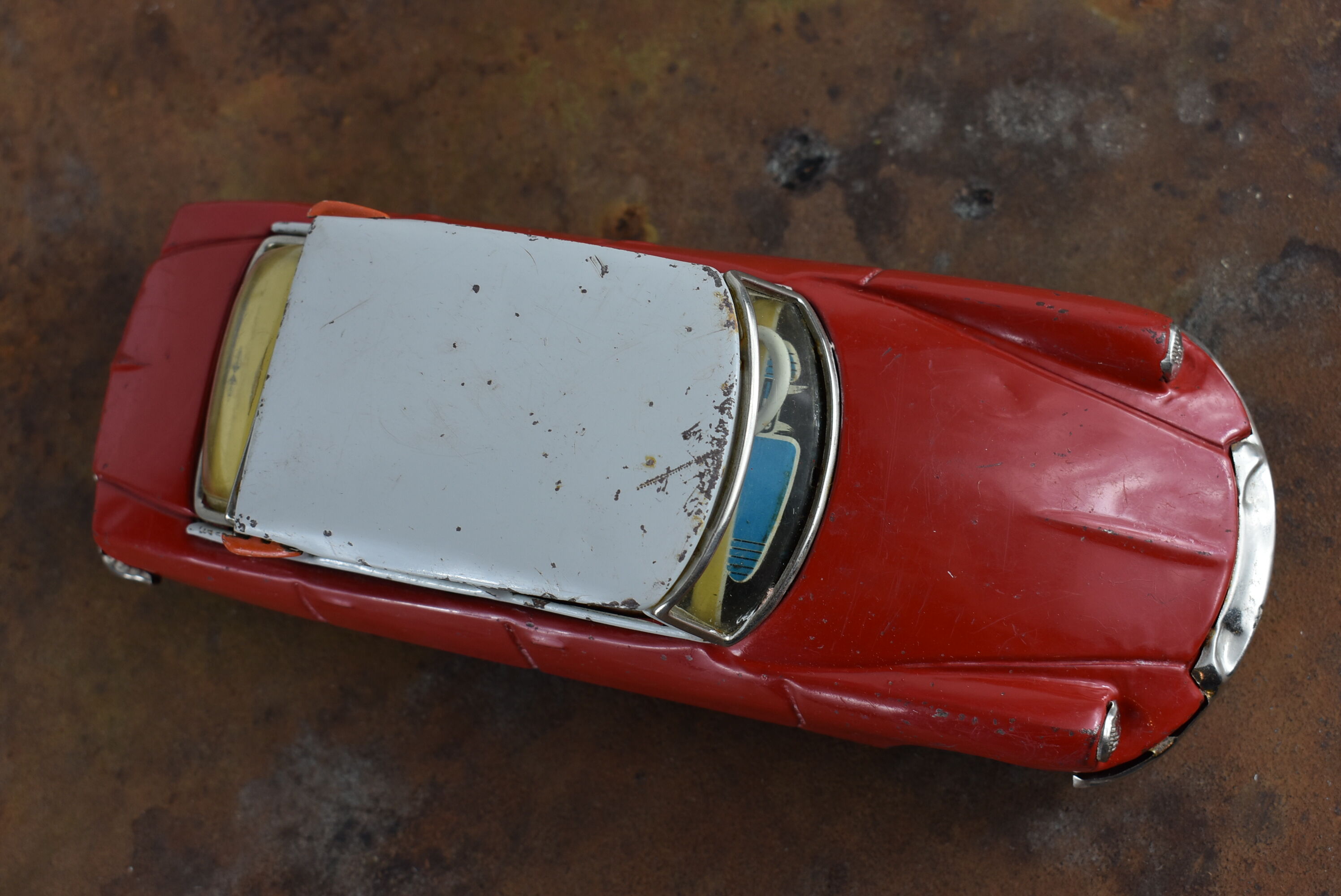 Voiture en tôle Citroën DS jouet ancien 1960