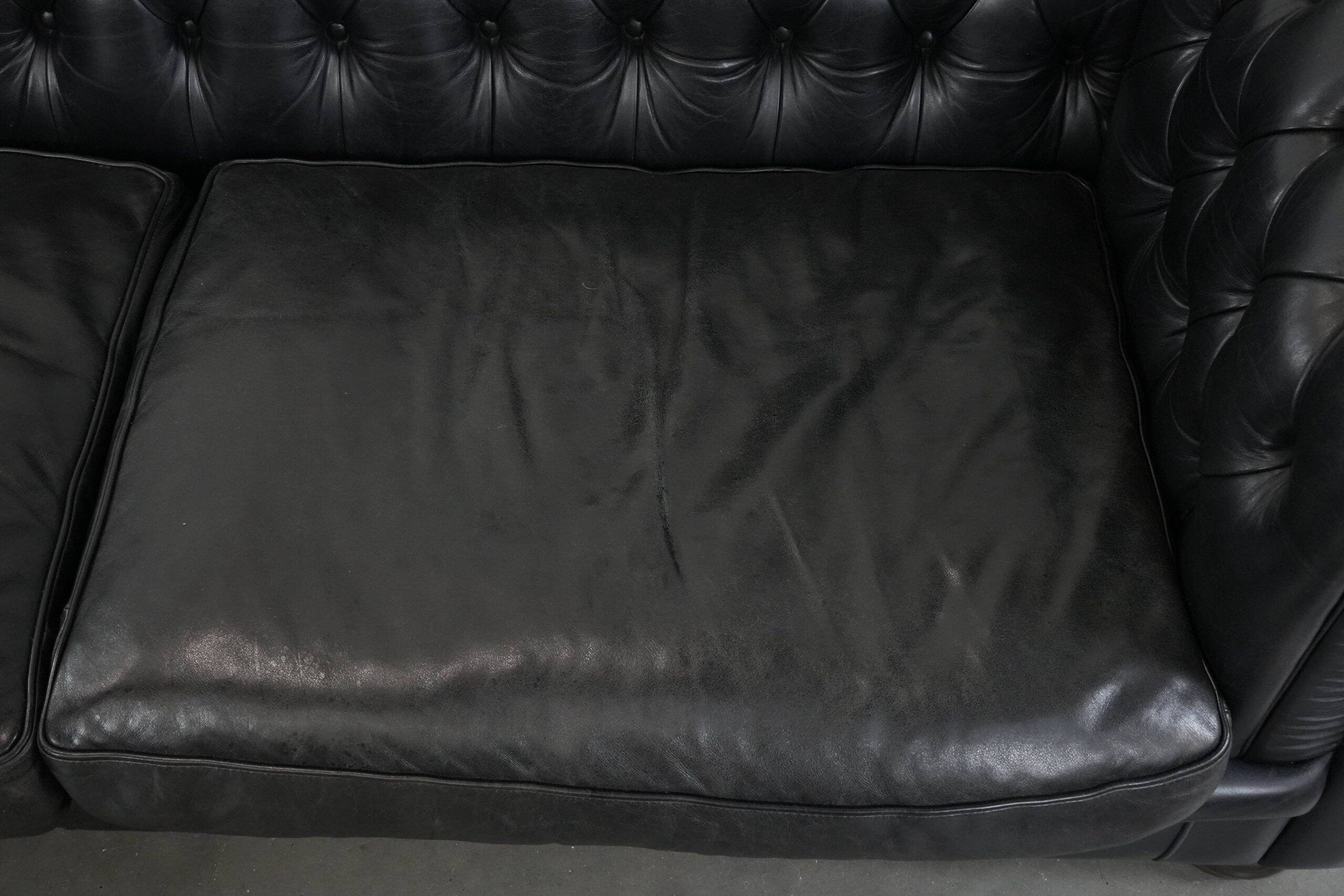Set consisting of a cowhide leather Chesterfield sofa and matching ottoman