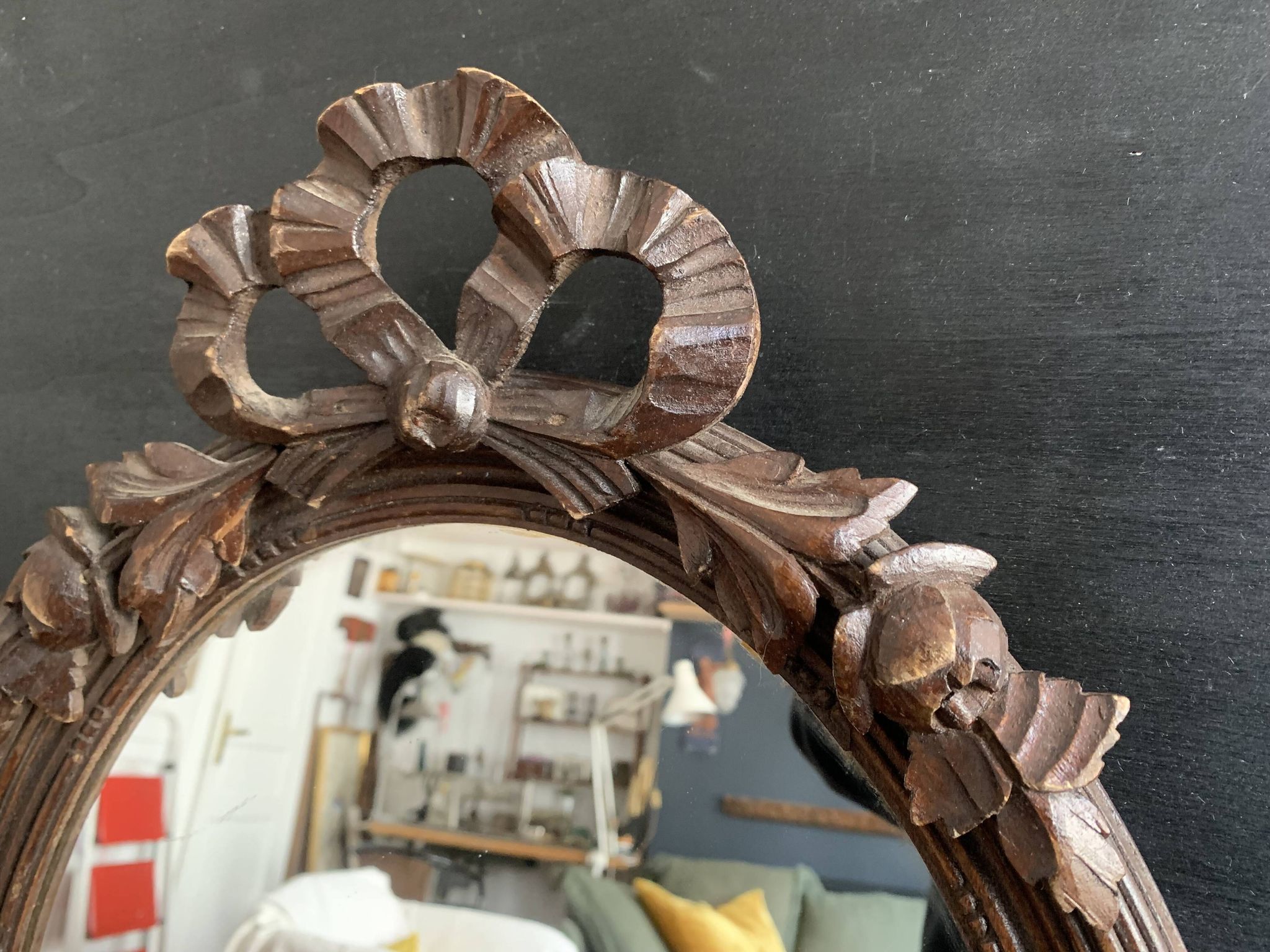 Antique oval mirror in carved wood and Louis XVI style knot