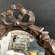 Miroir ovale ancien en bois sculpté et noeud de style Louis XVI