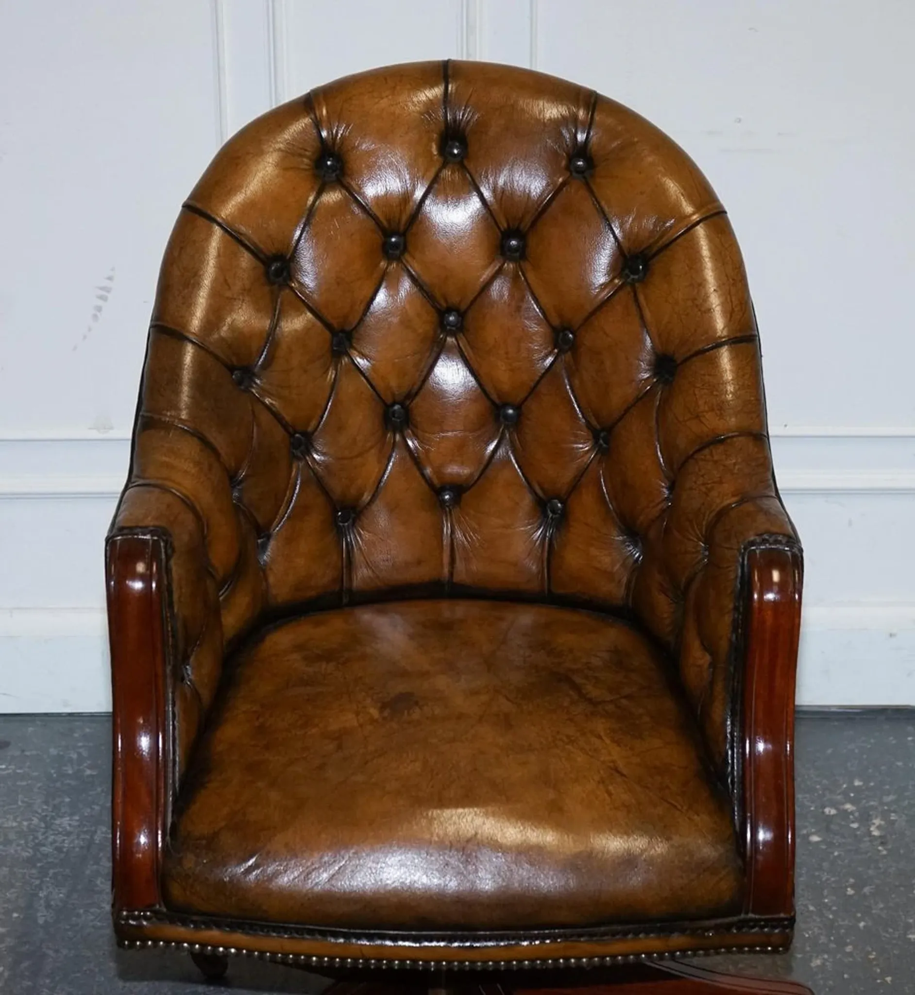 Antique Chesterfield Office Chair in Hand-Dyed Leather in Georgian Style