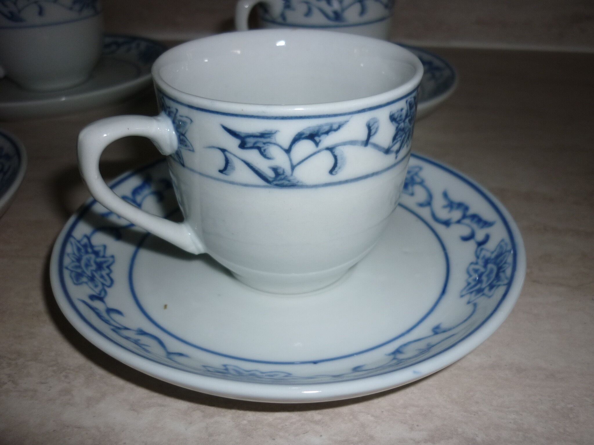 4 cups and sub-cups ceramic white and blue