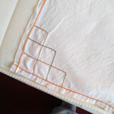 Nappe ancienne en lin brodée de fleurs