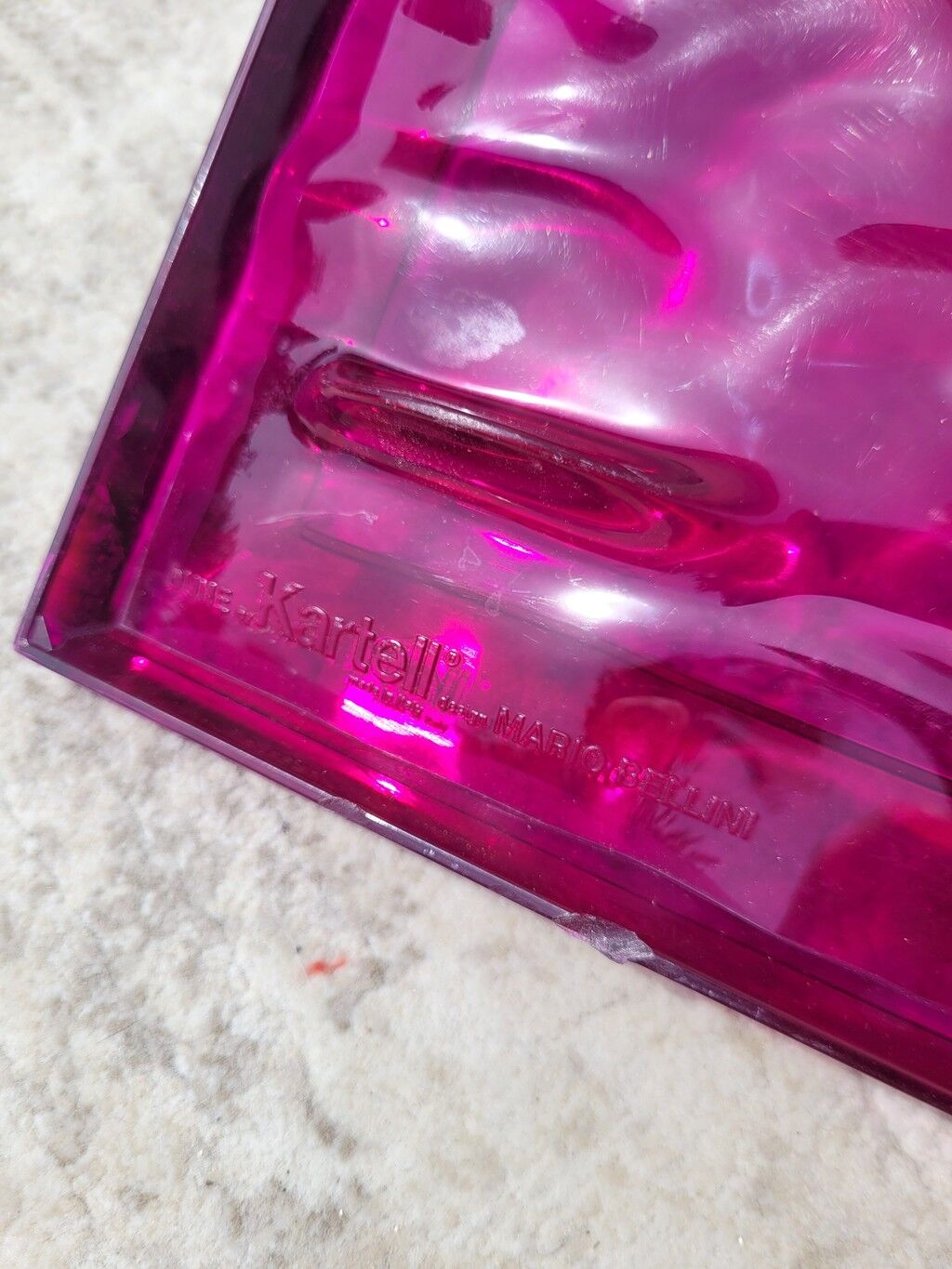 Plateau Kartell Dune rose par Mario Bellini