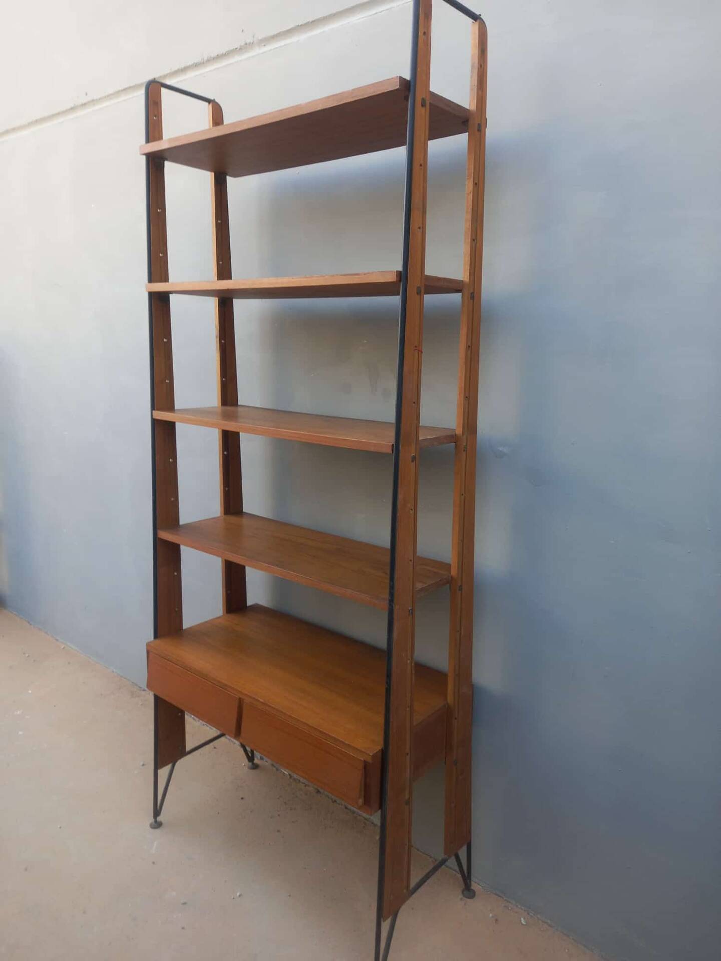 Vintage Scandinavian bookshelf in teak and black metal – Design