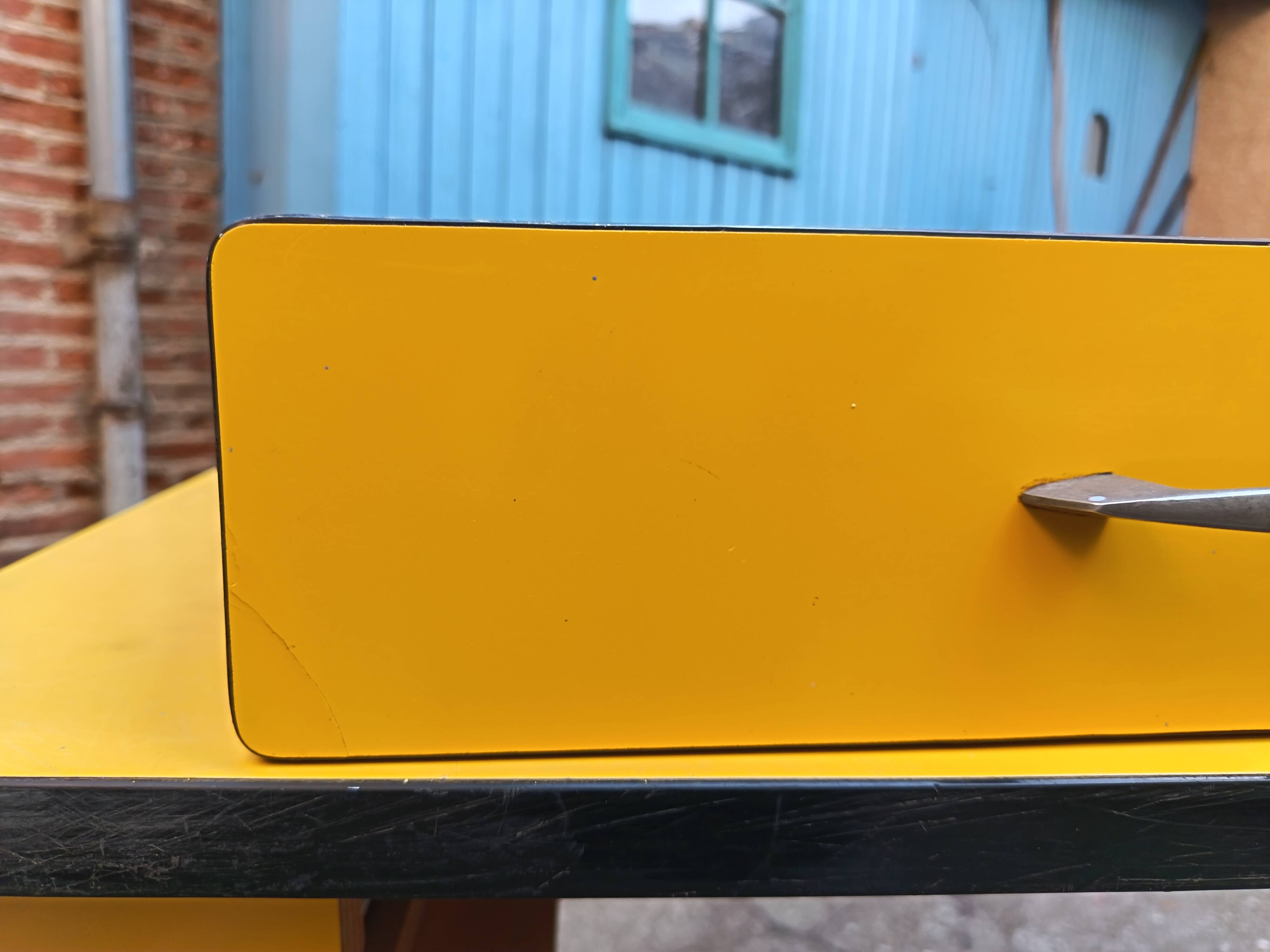 Table en formica jaune vif années 70