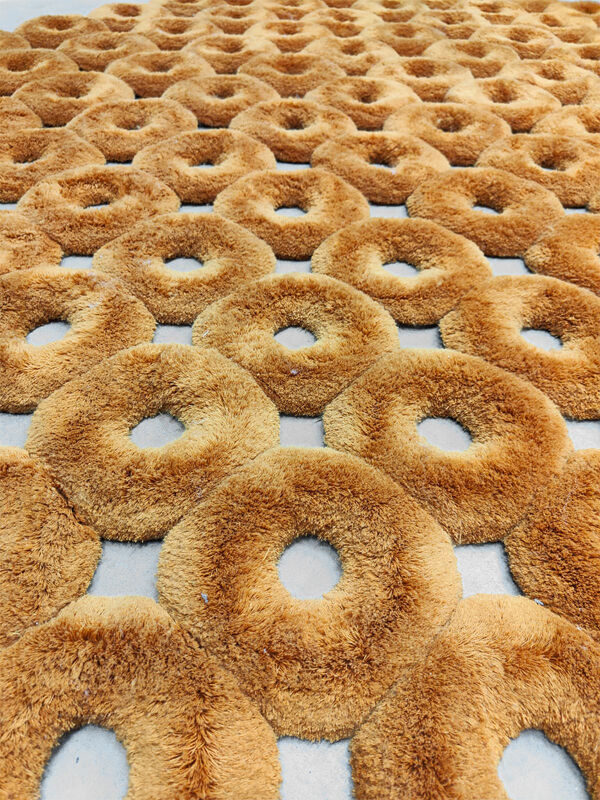 Tapisserie en forme de donut au design hollandais Sabine Marcellis