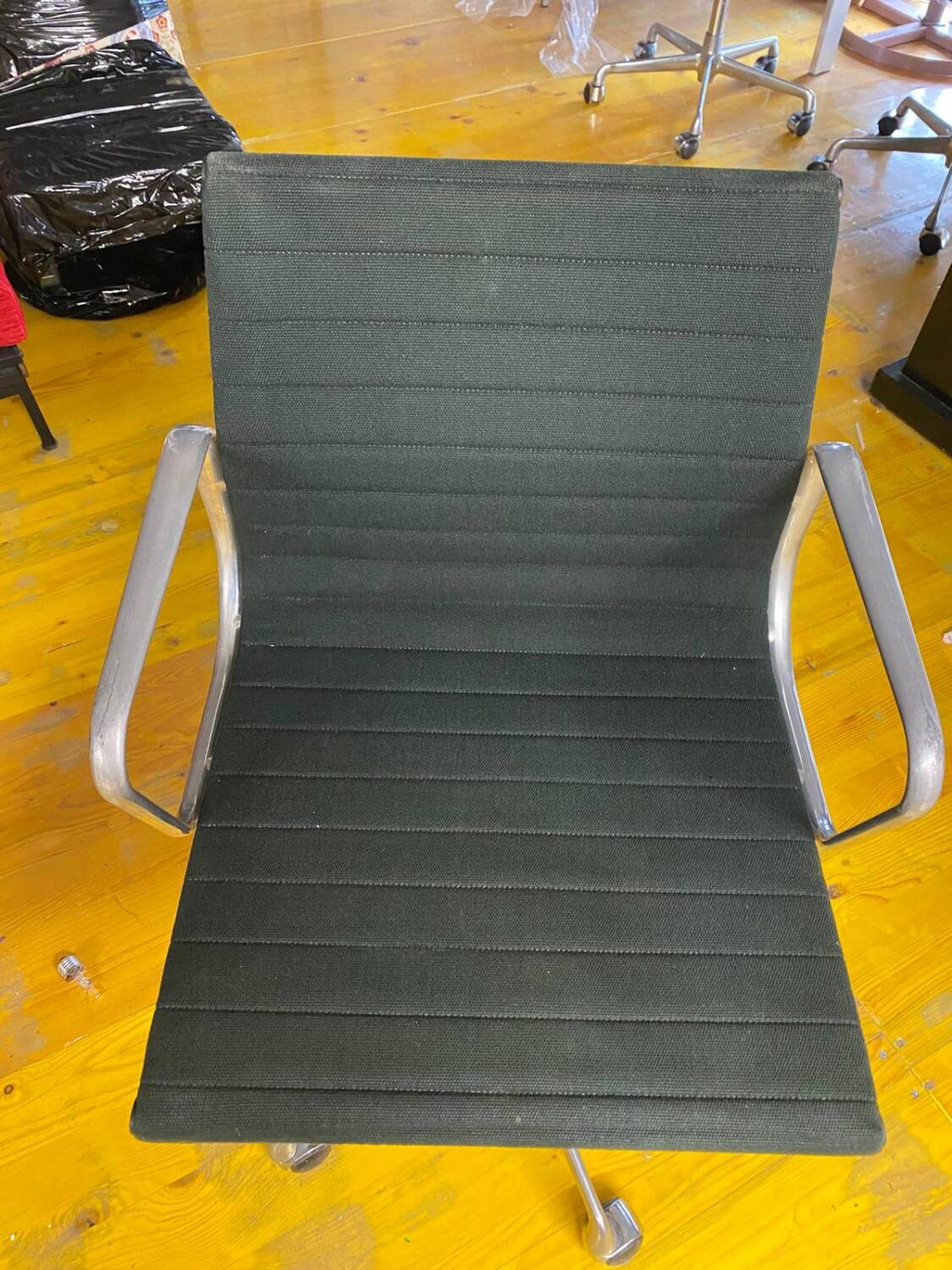Chaise de bureau Charles & Ray Eames mod. EA117 production ICF, années 1970