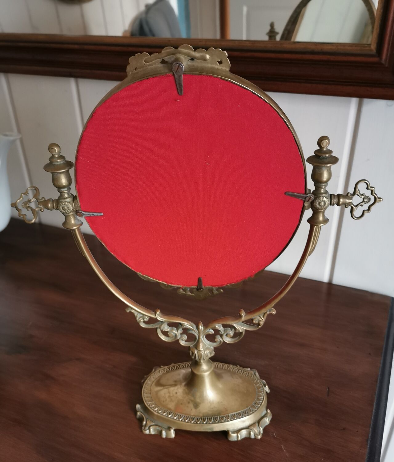 Oval mirror on psyche stand