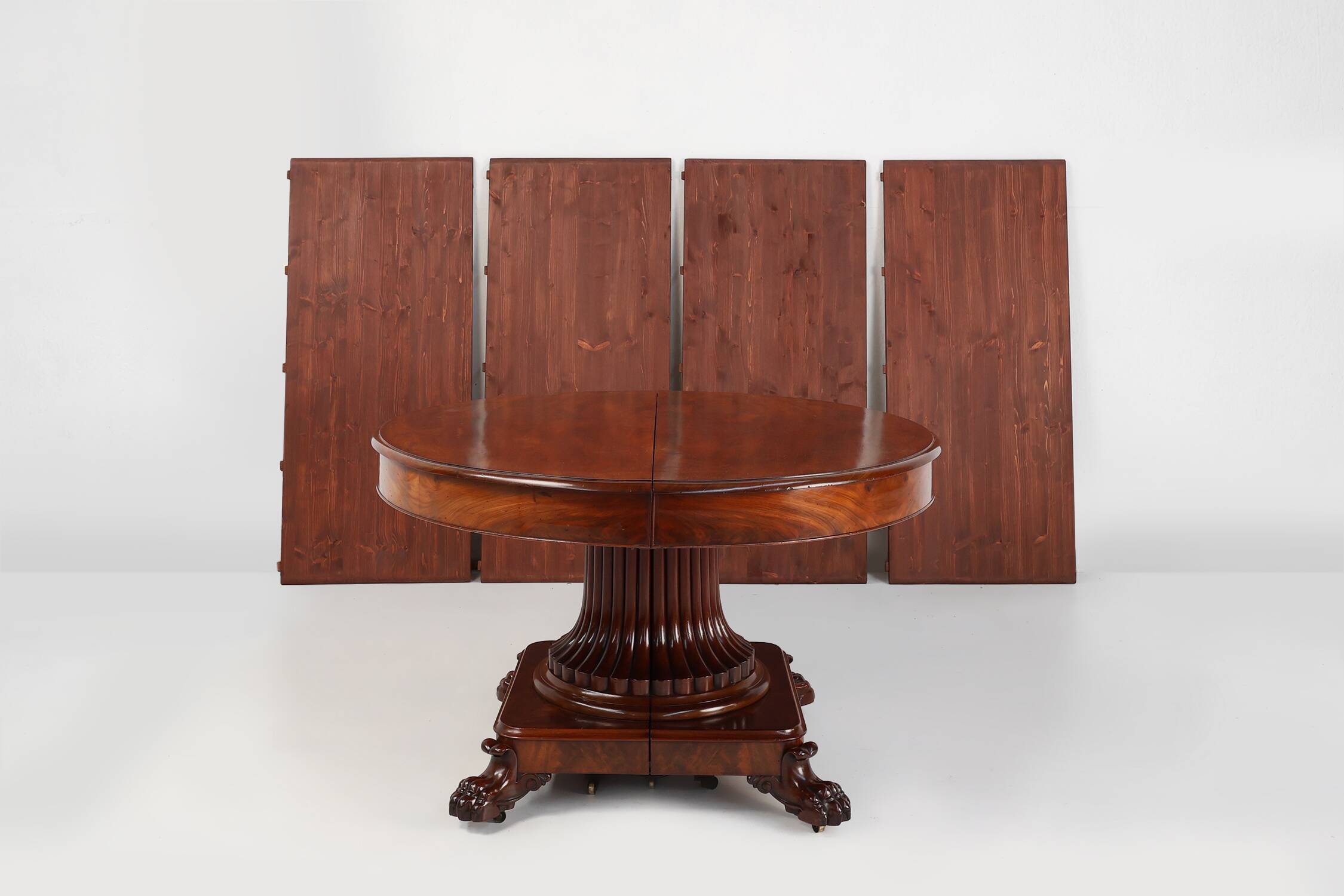 Extendable Antique English Dining Table in Victorian style, ca. 1830