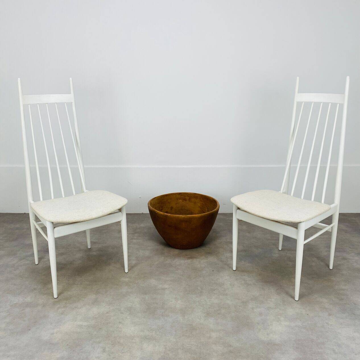 2 Scandinavian slatted chairs, white, from the 1960s.