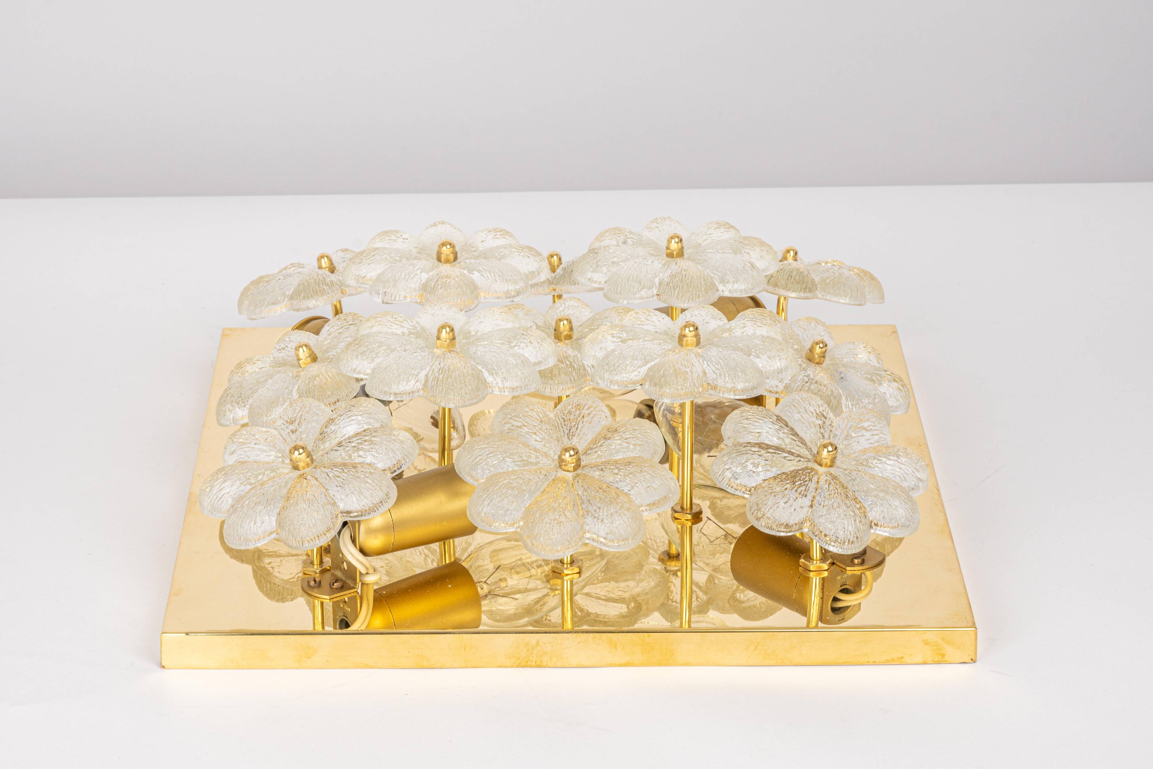 Magnificent small wall lamp/ceiling fixture in glass in the shape of a flower E. Palme, Germany.