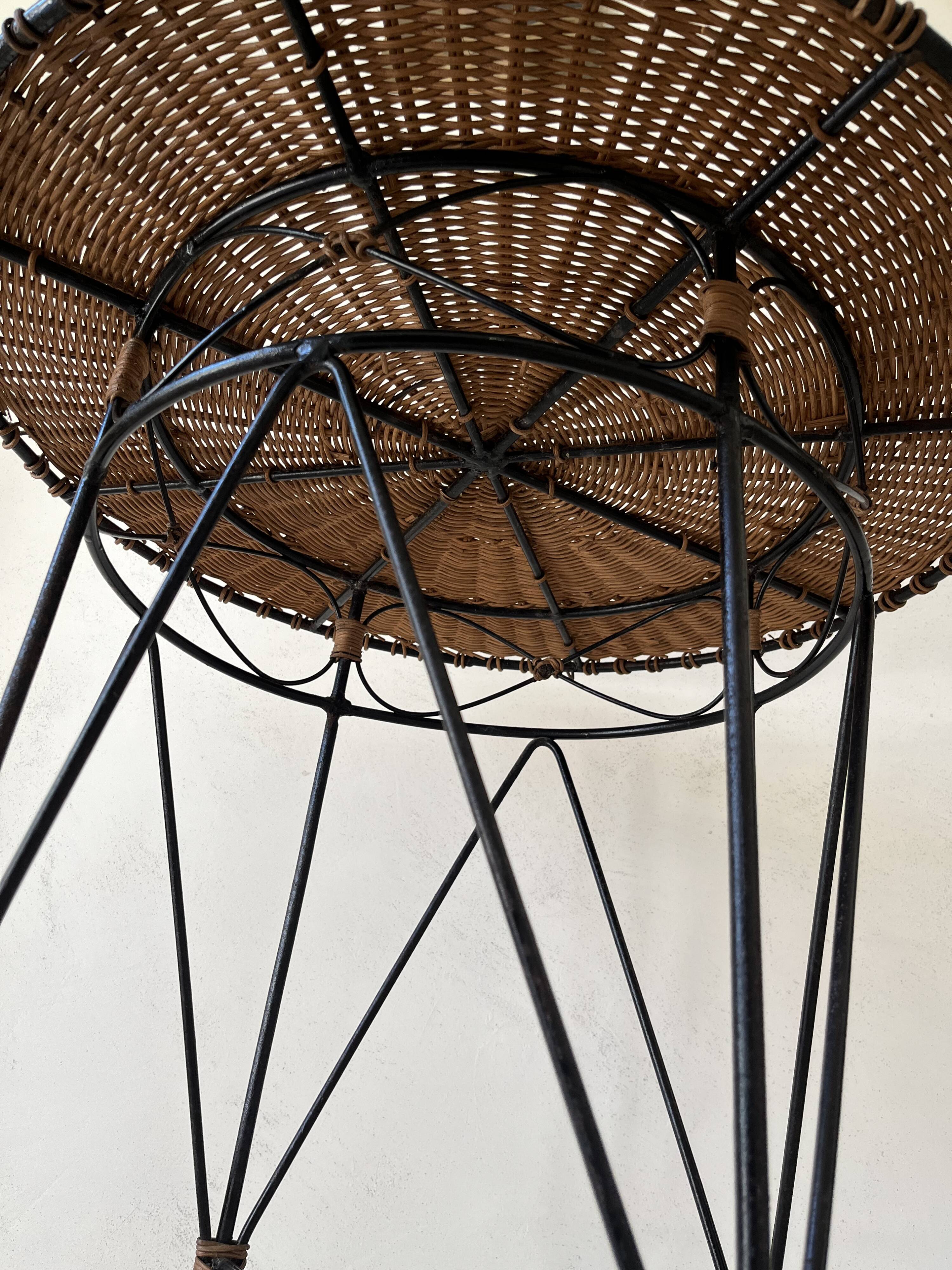 Vintage round table in woven rattan and black wrought iron – 1950s / 1960s