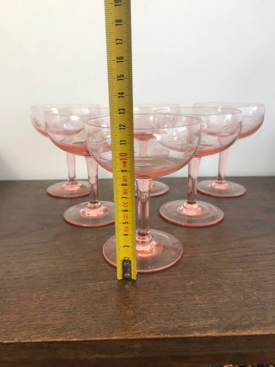 Champagne glass in pink glass with floral engraving