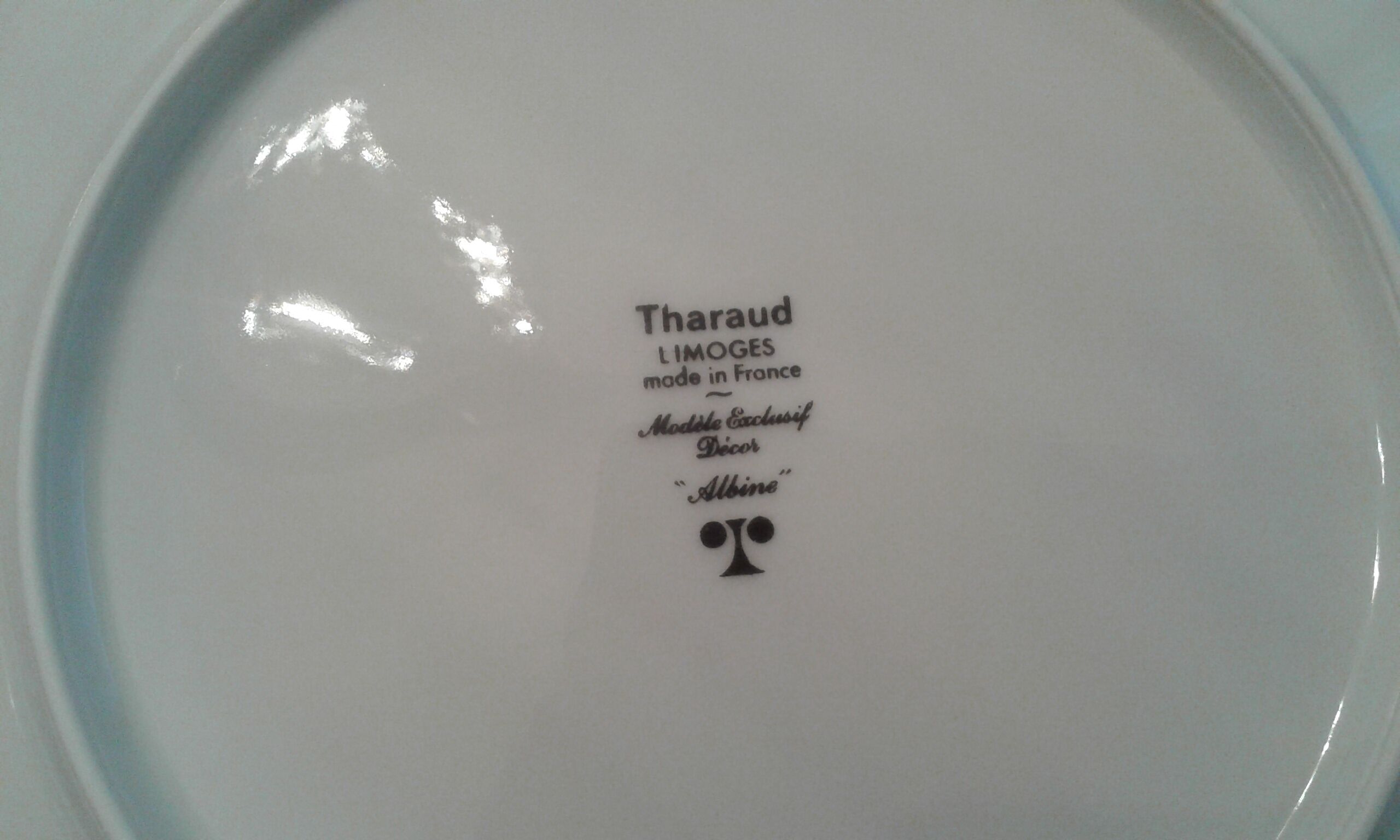 Set of 6 Tharaud Limoges porcelain flat plates. Diameter 21.5 cm