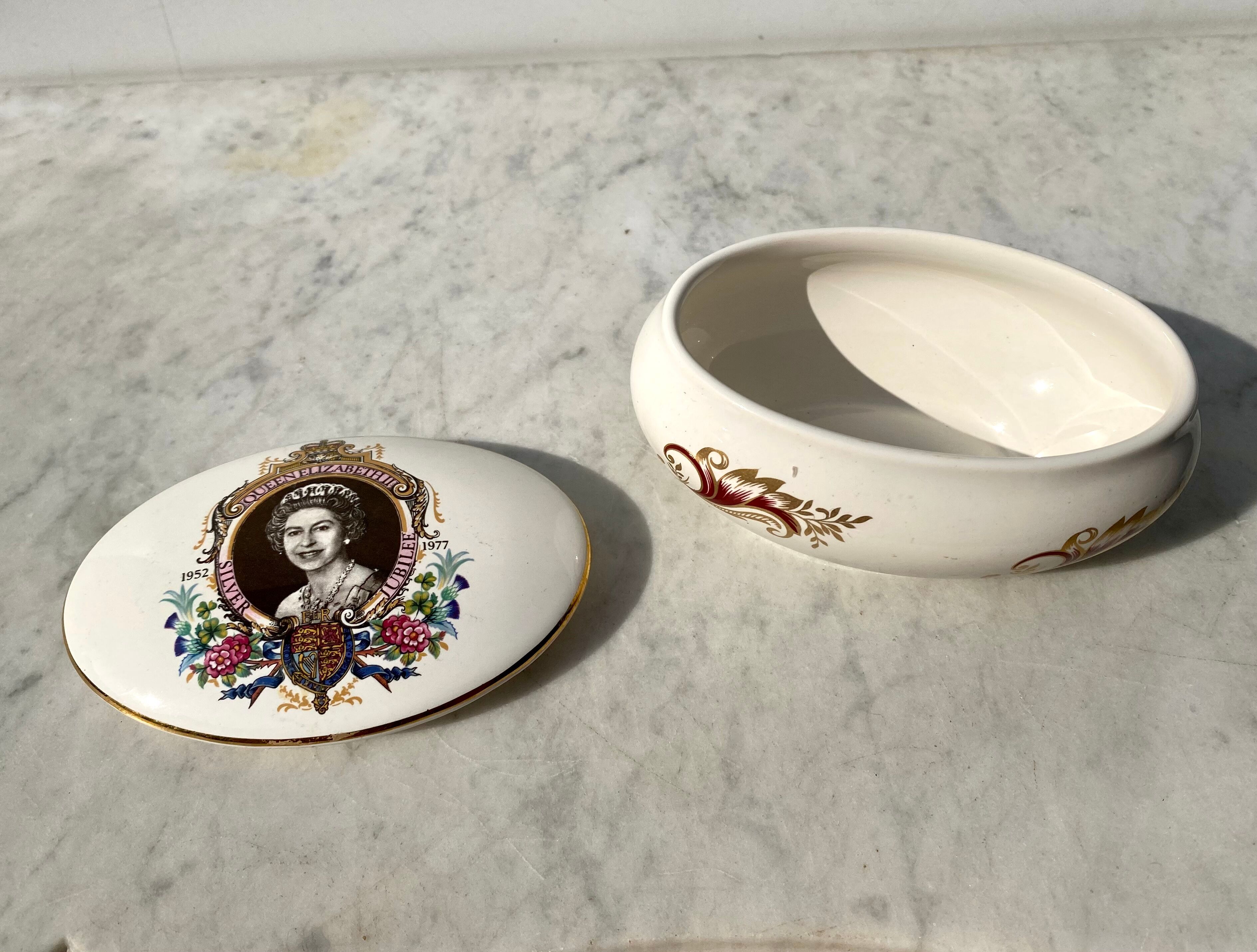 Porcelain box royal worcester collector queen elizabeth ii silver jubilee 1977