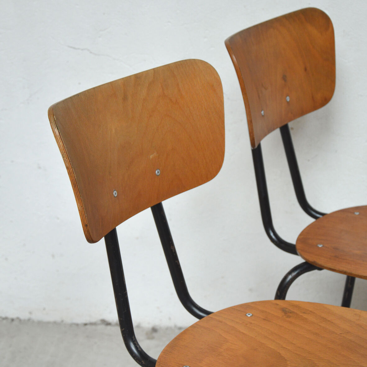 Série de 12 chaises en métal et bois