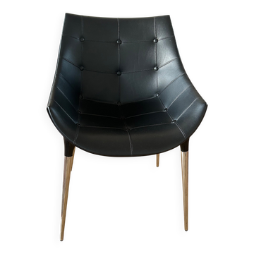 Fauteuil 4 pieds acier chromé ext nylon noir int cuir matelassé Passion