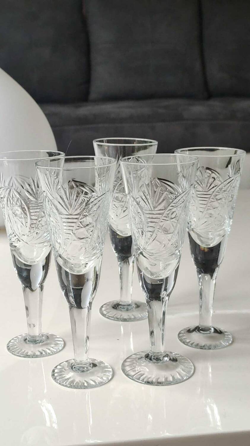 Lot 5 x Small Art Deco champagne flutes. Sophisticated star/cross/deciduous patterns. Boho chic. High 15.5 cm