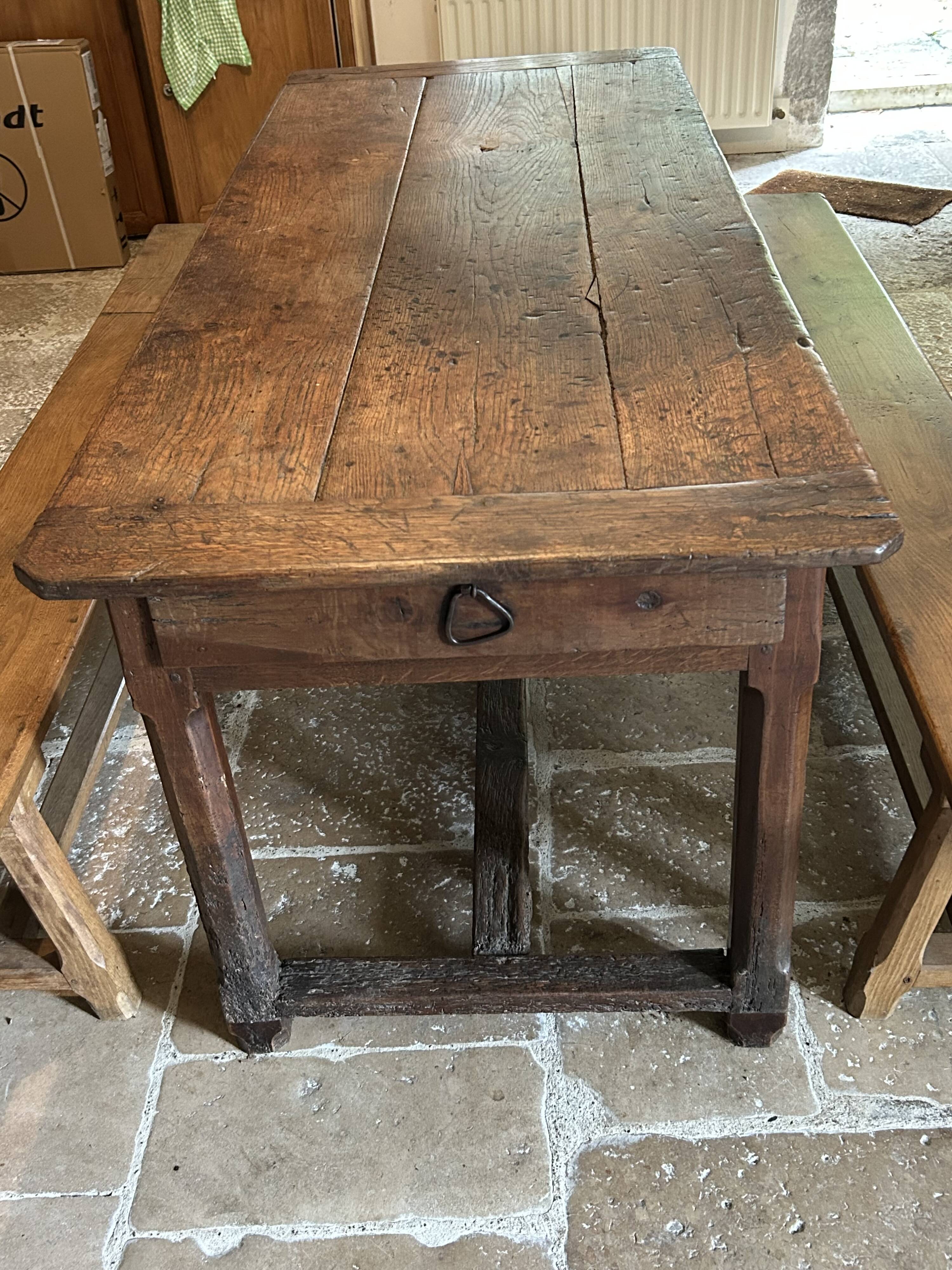 Table de ferme en chêne et 2 bancs, 18ème siècle