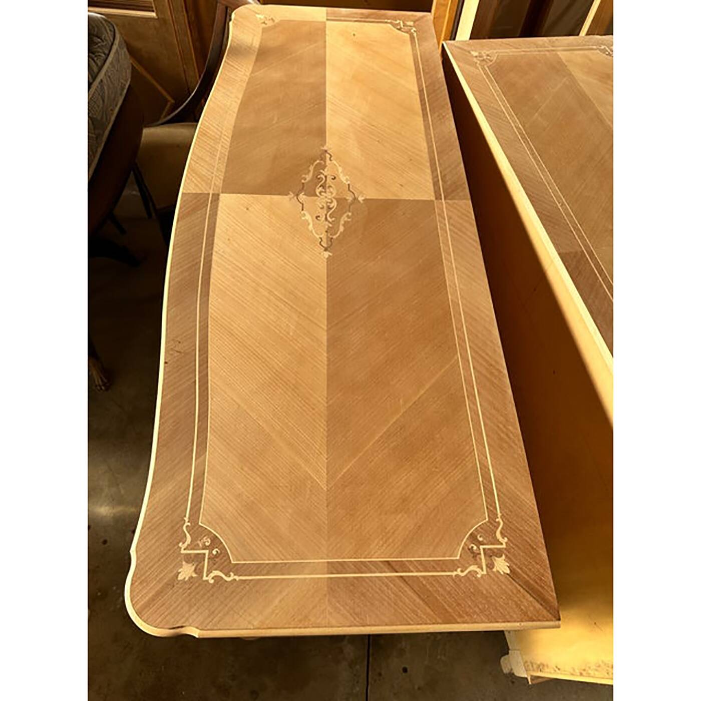 Buffet contemporain italien en noyer naturel avec incrustations de cerisier