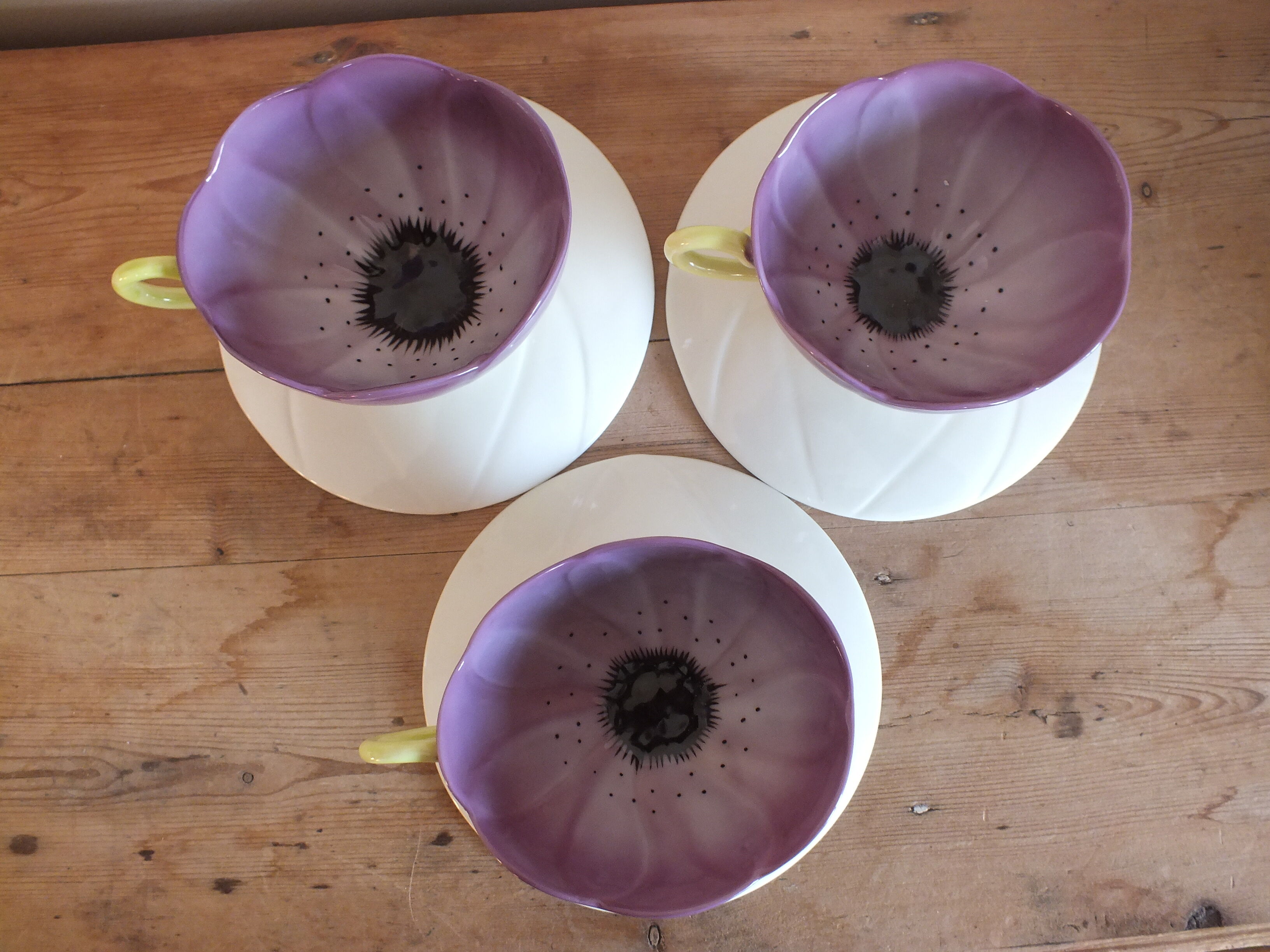 3 purple cups, porcelain flowers Geneviève Lethu