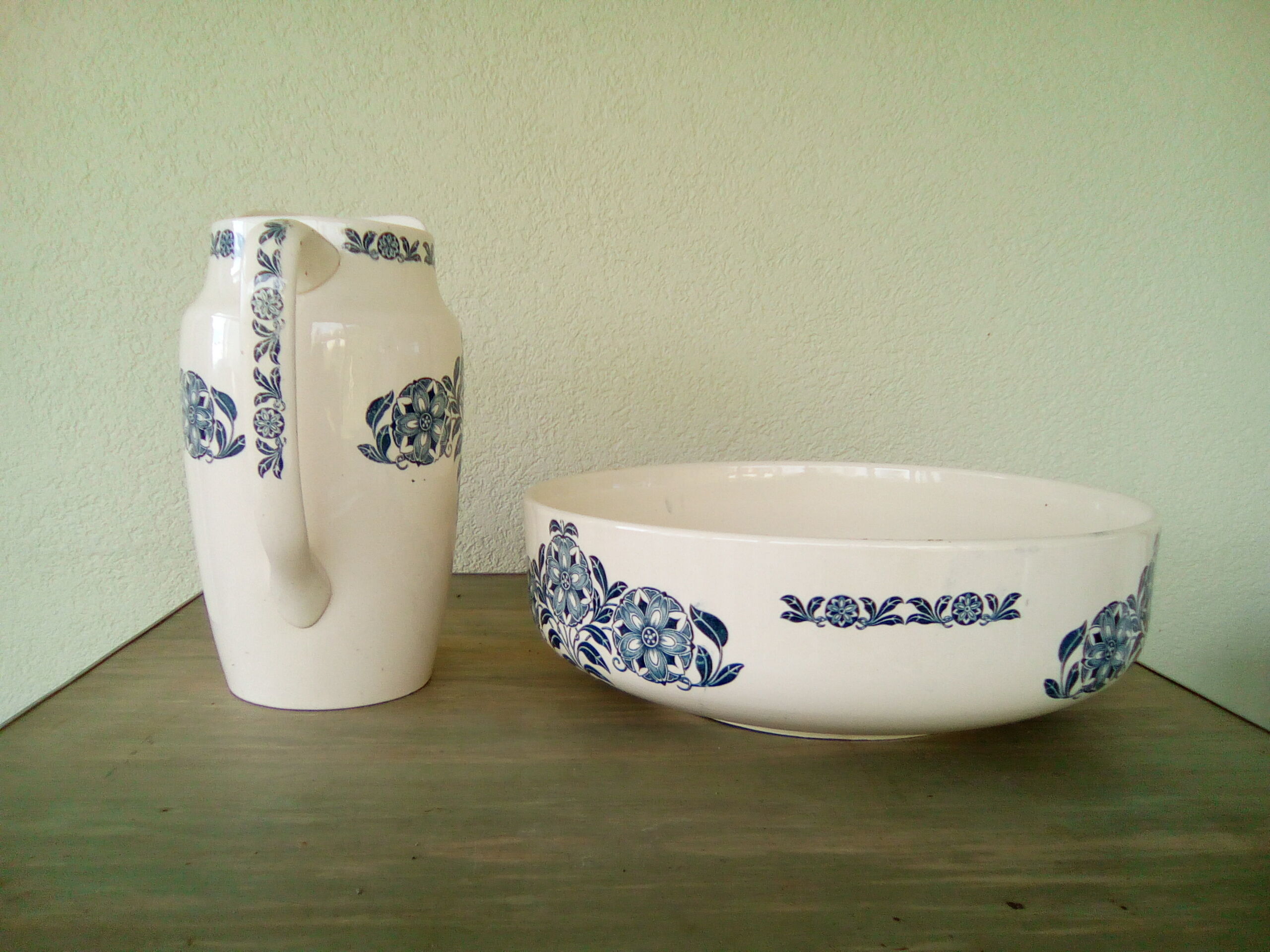 Toilet set of the 30s faiencerie of Longchamp model Florida