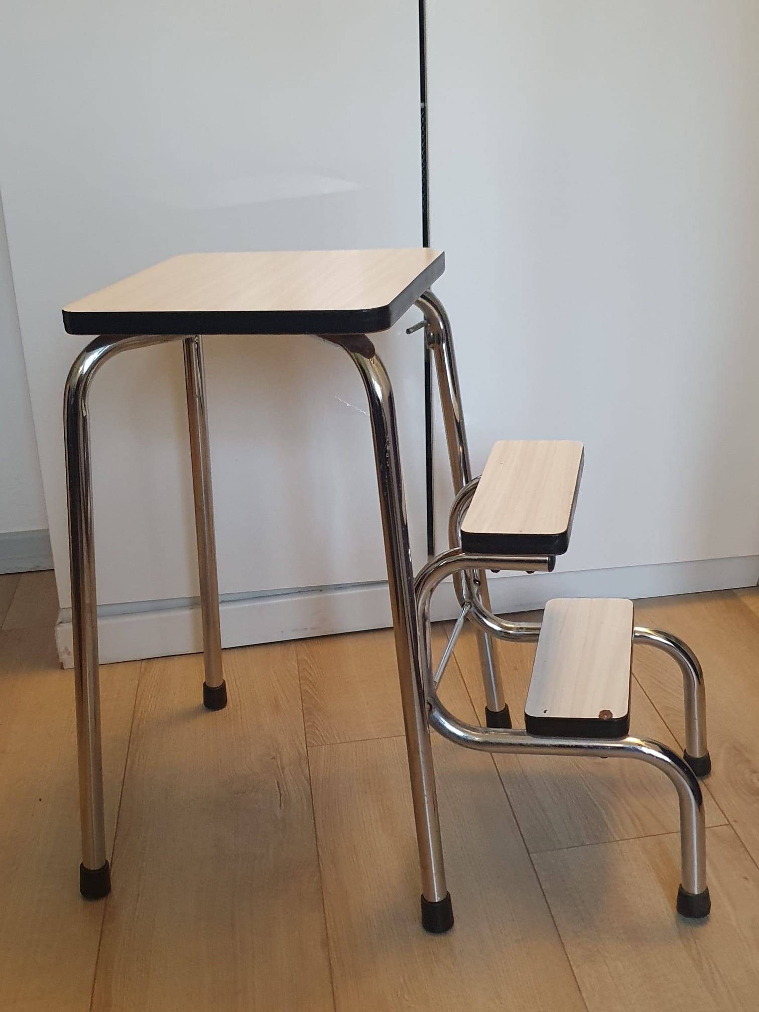 Table formica blanche et 4 chaises + 2 tabourets