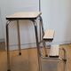 Table formica blanche et 4 chaises + 2 tabourets