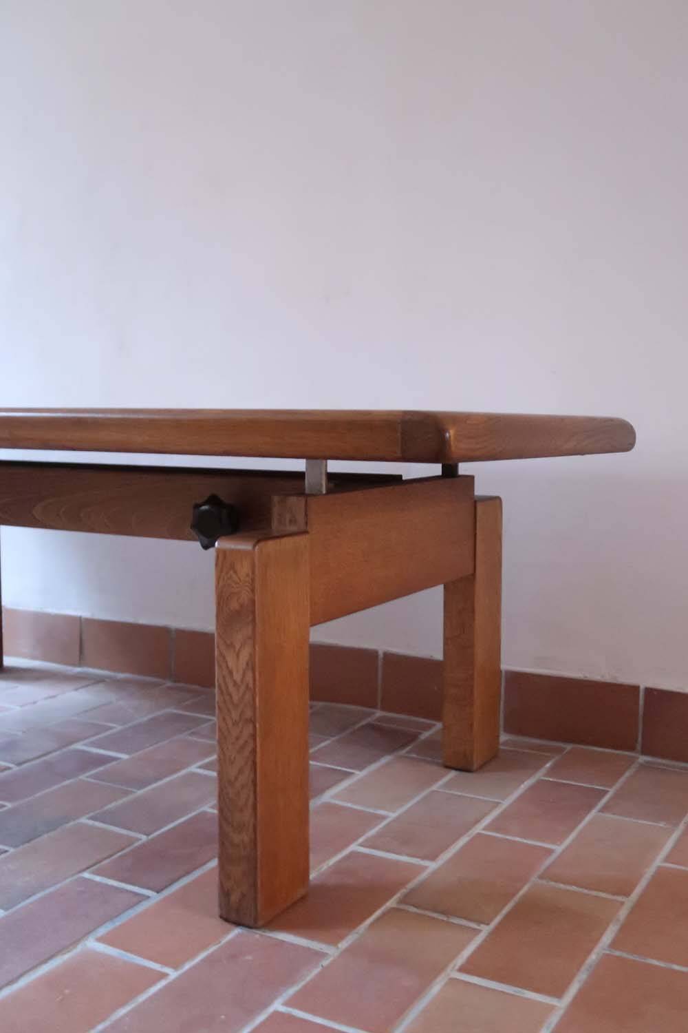 Large solid retractable coffee table