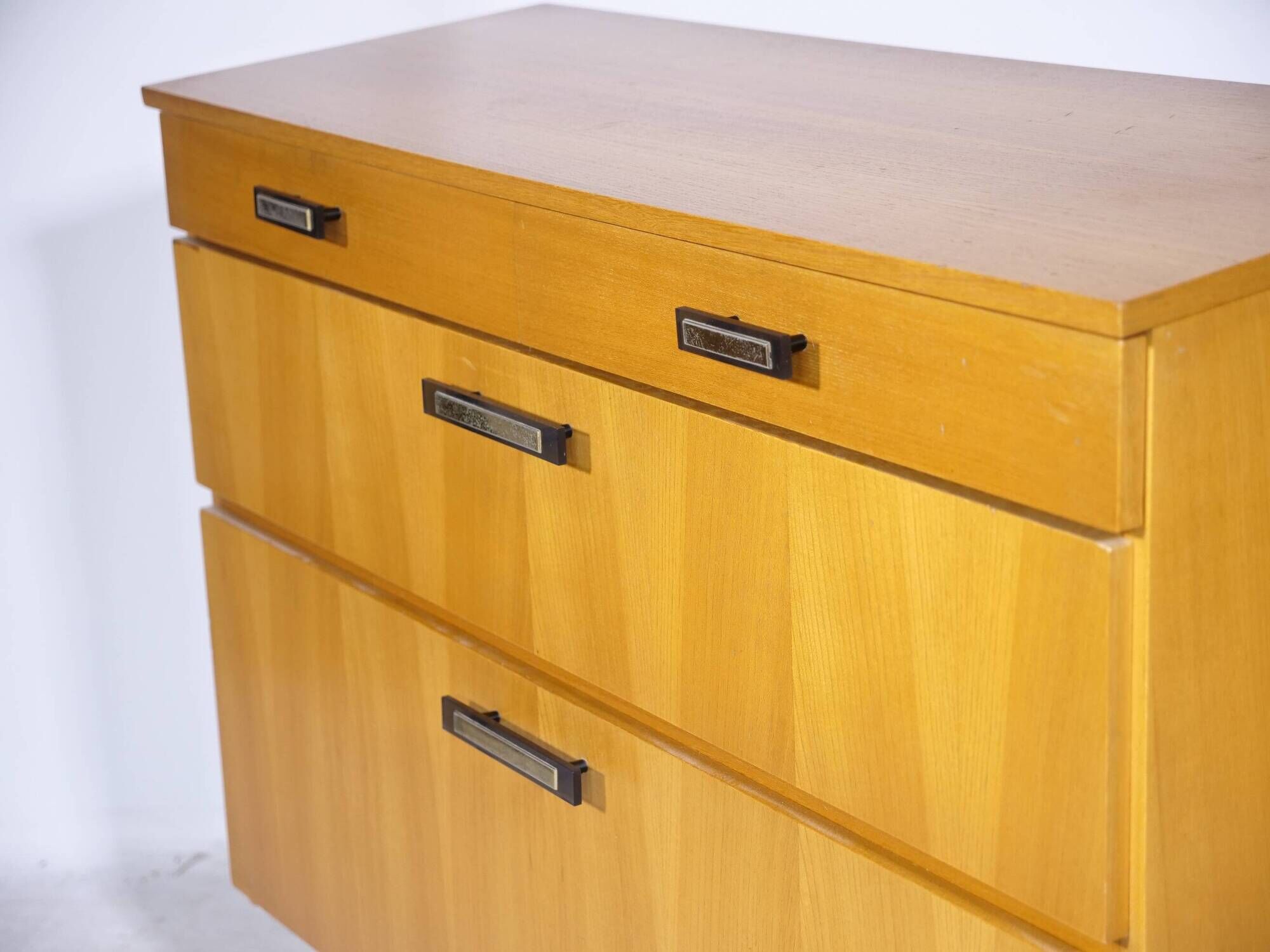 Cabinet à chaussures de style mid-century en bois d'orme, années 1960