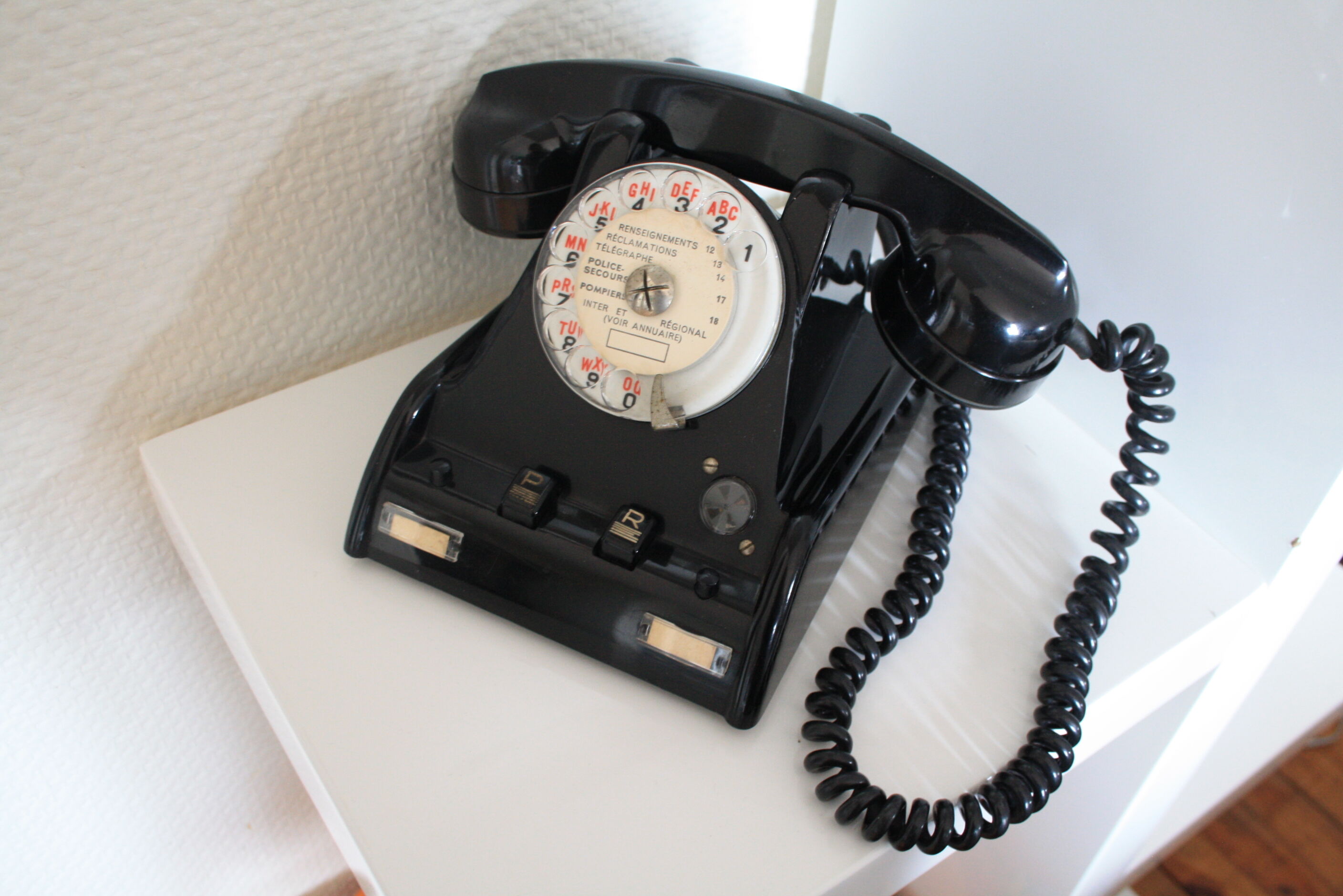 Téléphone en bakélite noir années 50