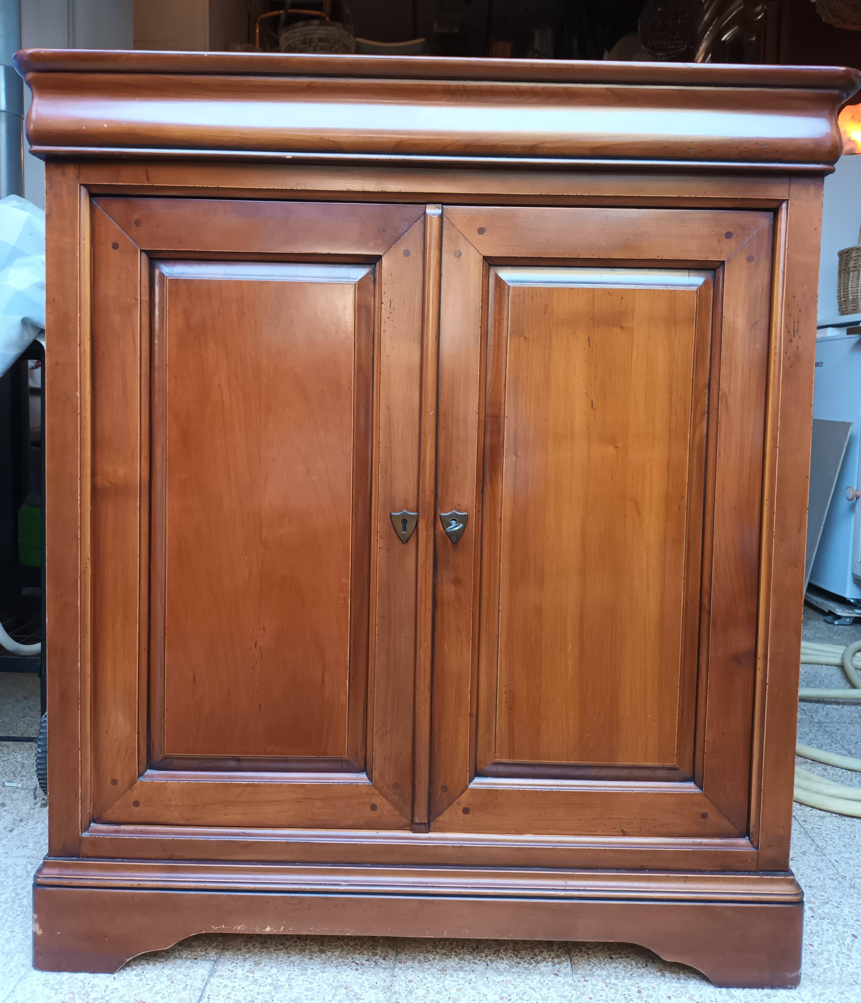 Small buffet with 2 doors