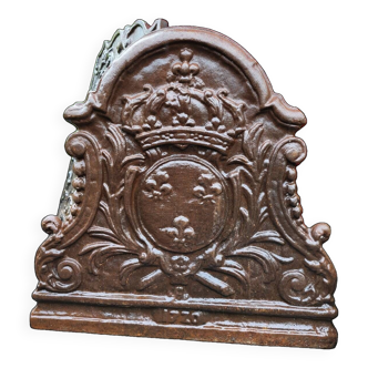 18th century cast iron fireback with crown decoration, 3 lilies dated 1720