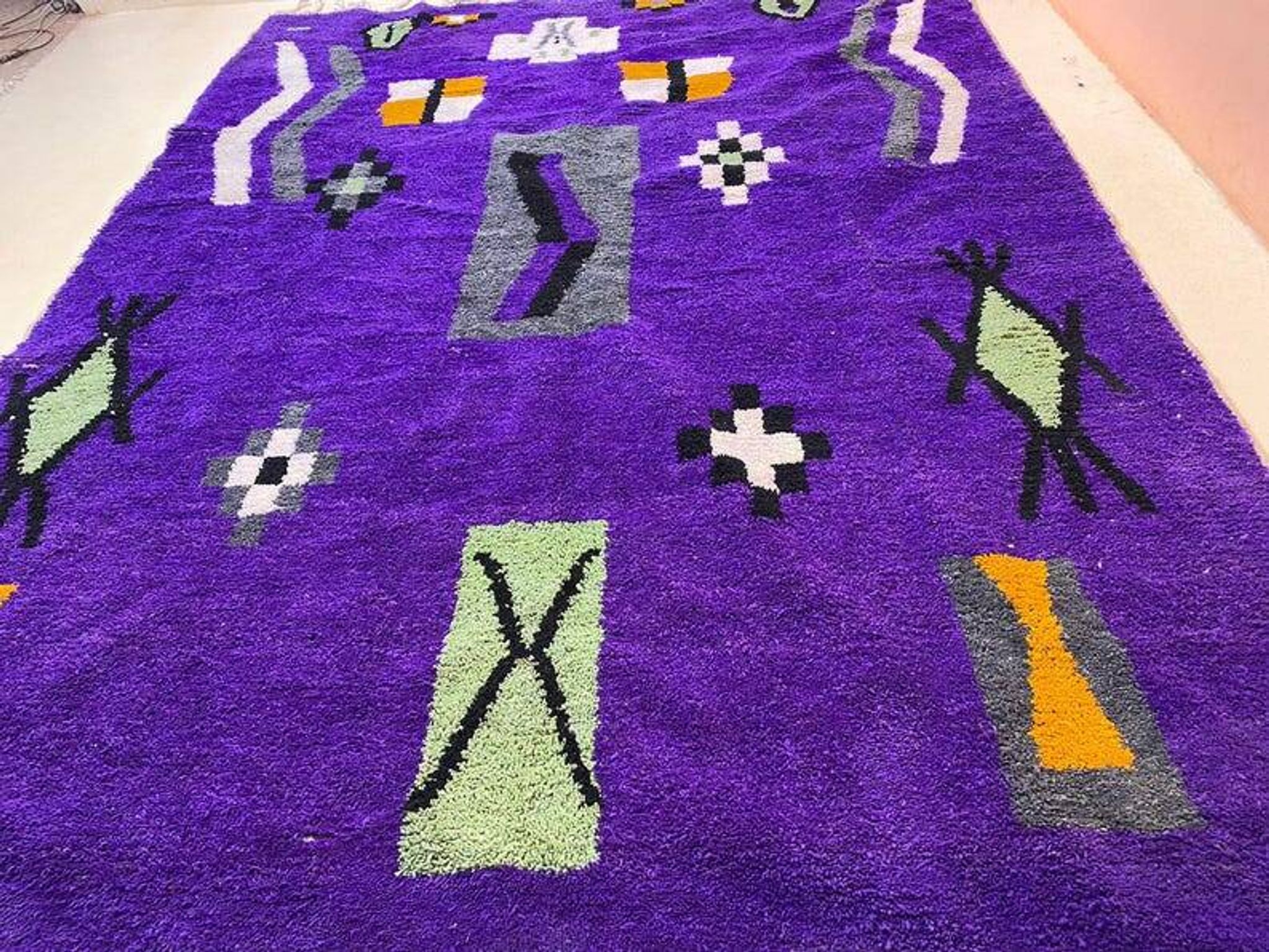 Off-white Moroccan rug with colorful patterns, 250cm x 150cm
