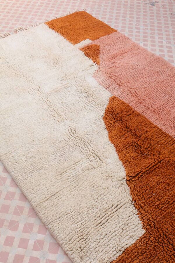 Tapis berbère Azilal terracotta et pêche moderne