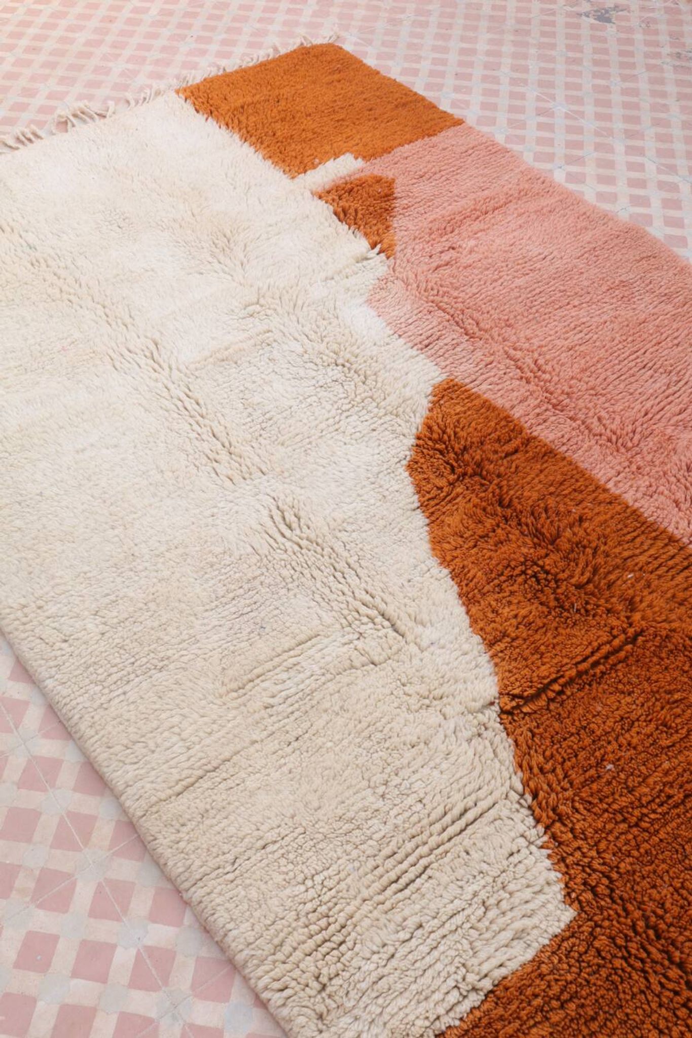 Tapis berbère Azilal terracotta et pêche moderne