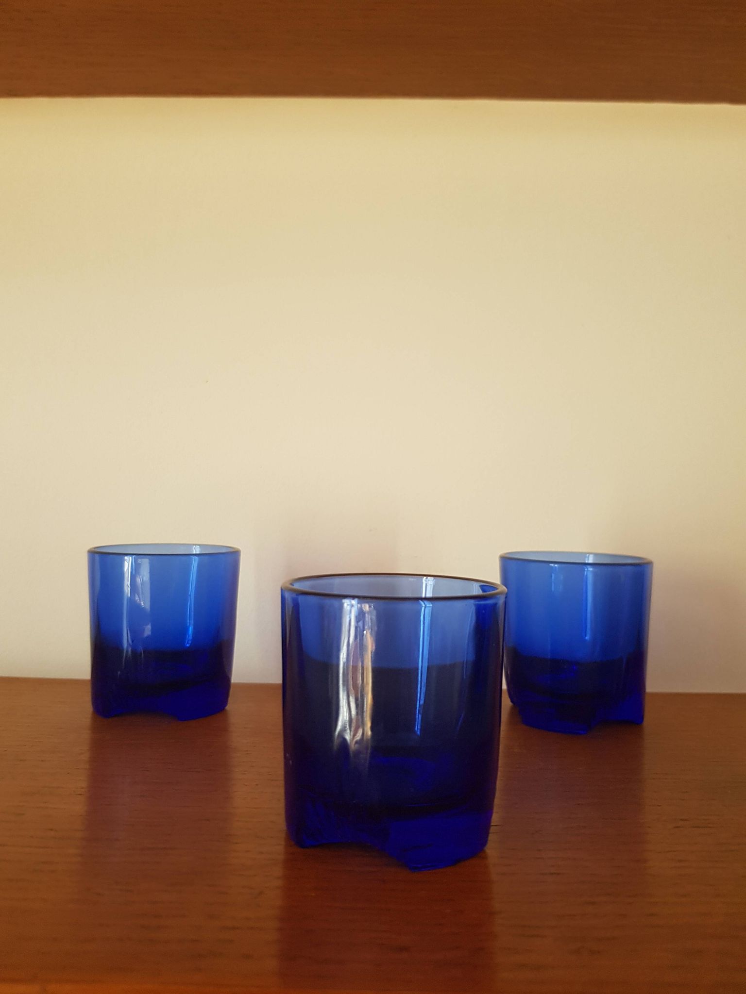 Lors de 5 petits verres en cristal bleu