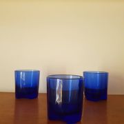 Lors de 5 petits verres en cristal bleu