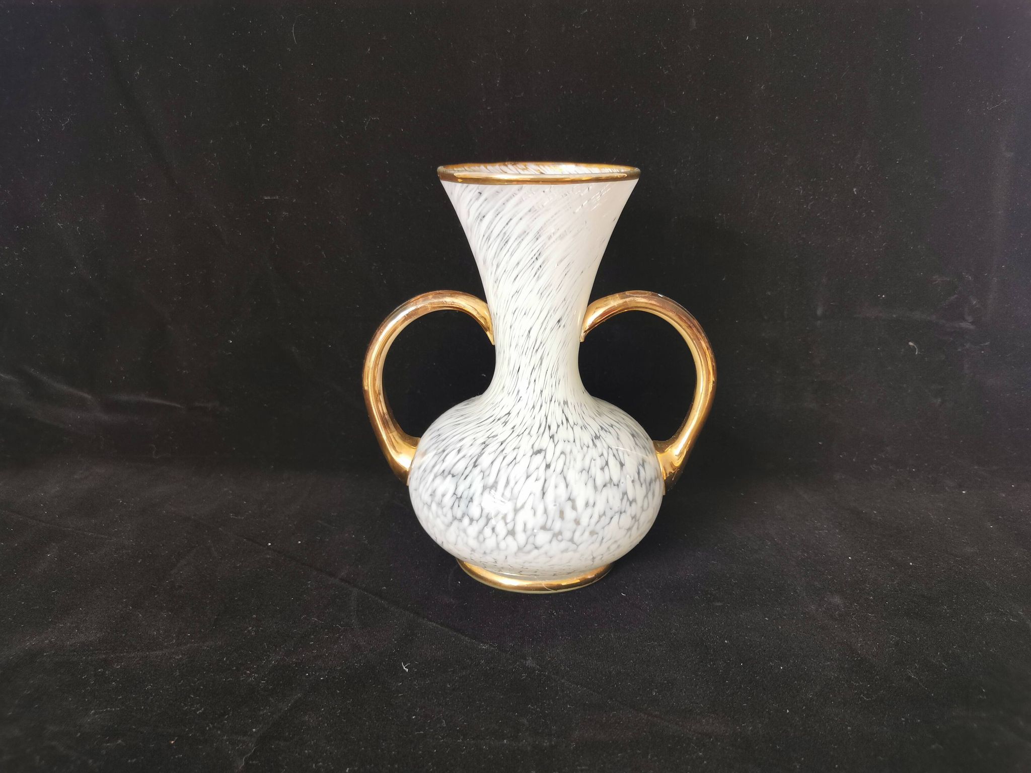 vase en verre de clichy blanc et doré