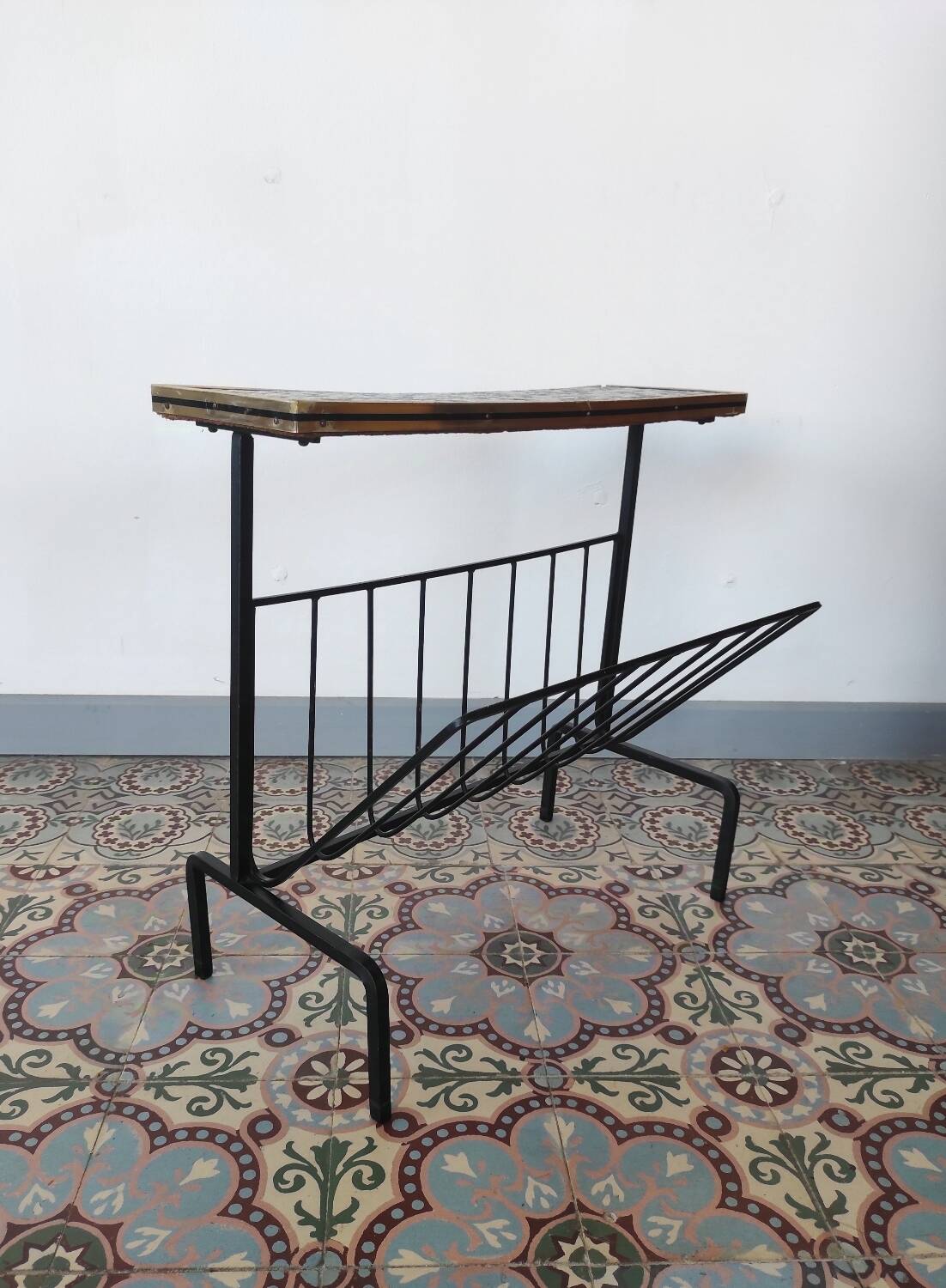 Ceramic and metal magazine rack