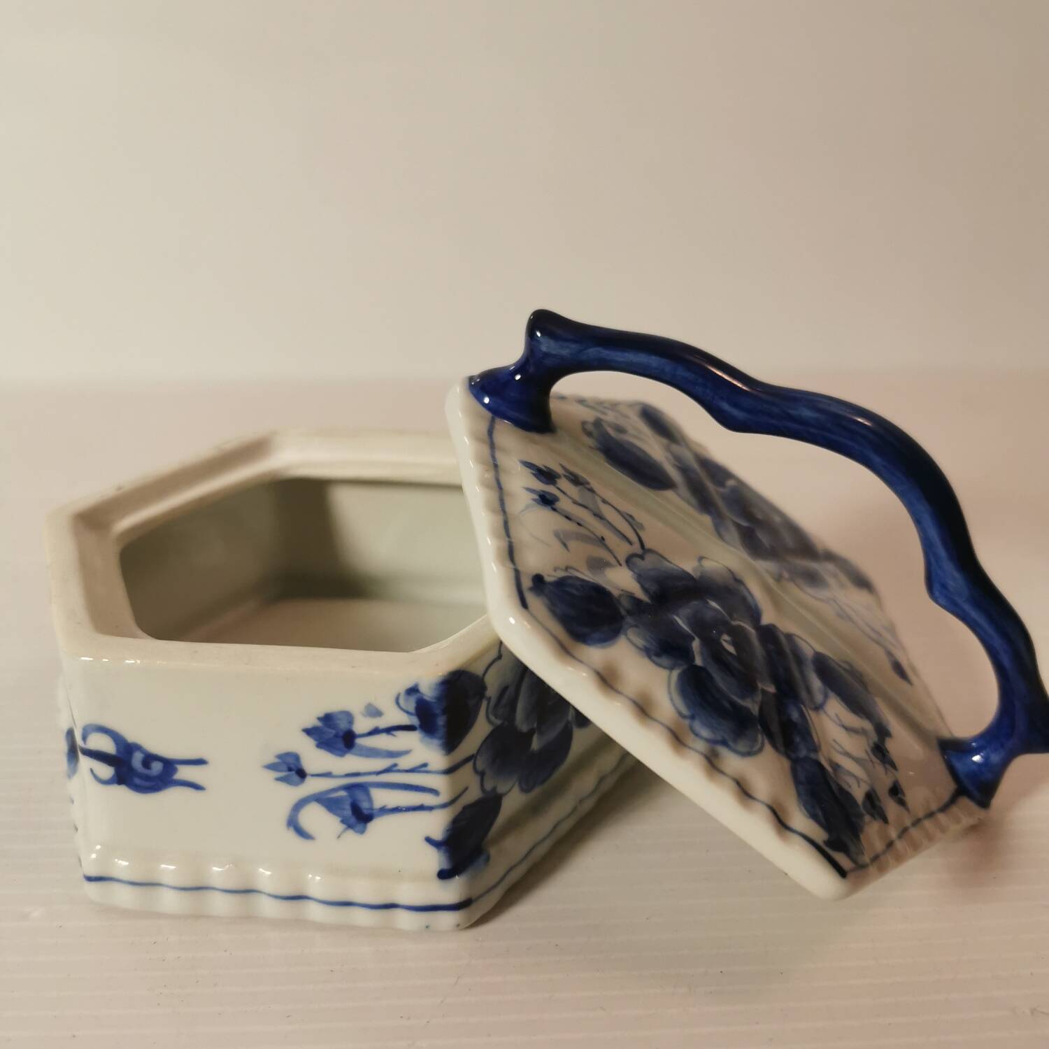 Candy box / jewelry box / empty pocket in blue ceramic, hand-painted in Thailand