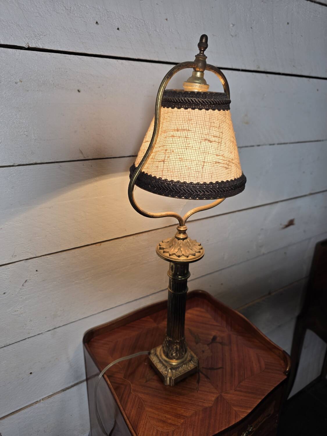 Empire-style table lamp in gilded bronze from the 19th century.