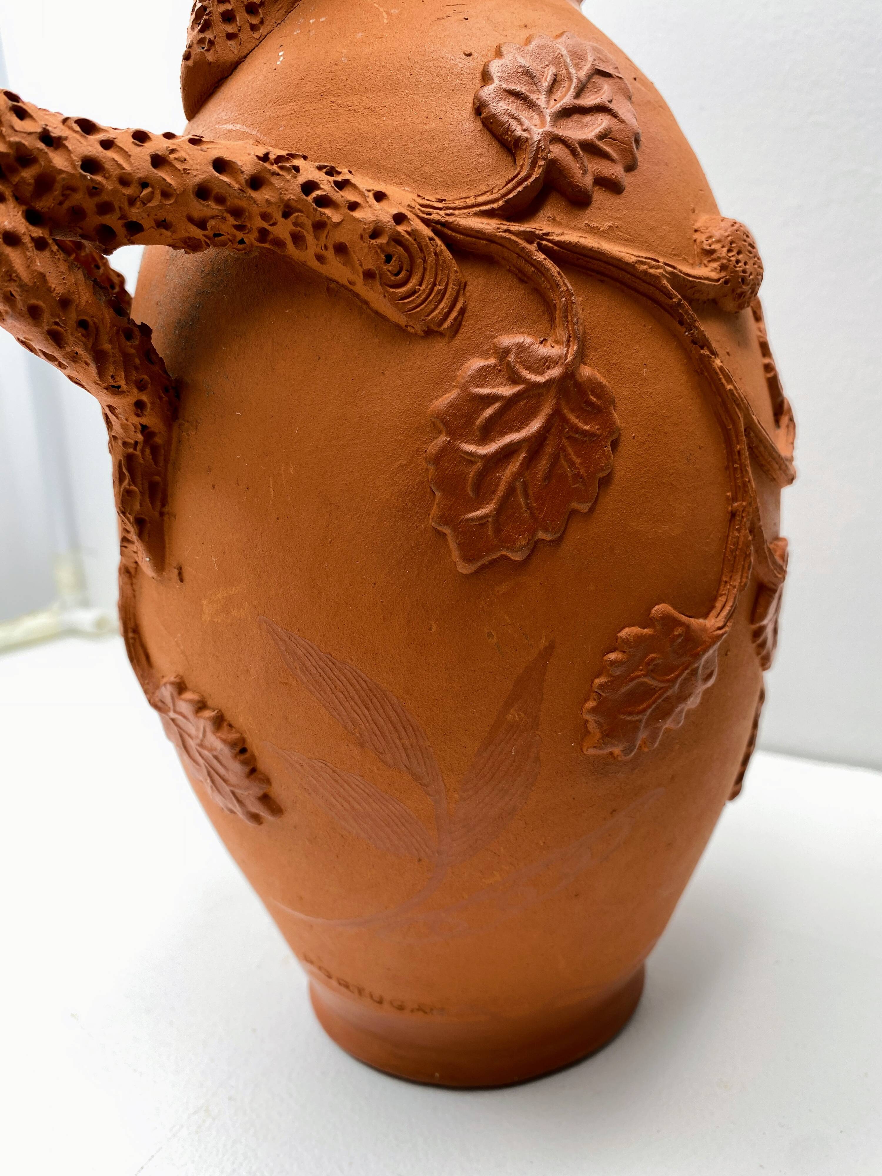 Vase Cruche en terre cuite vintage avec ornement végétale