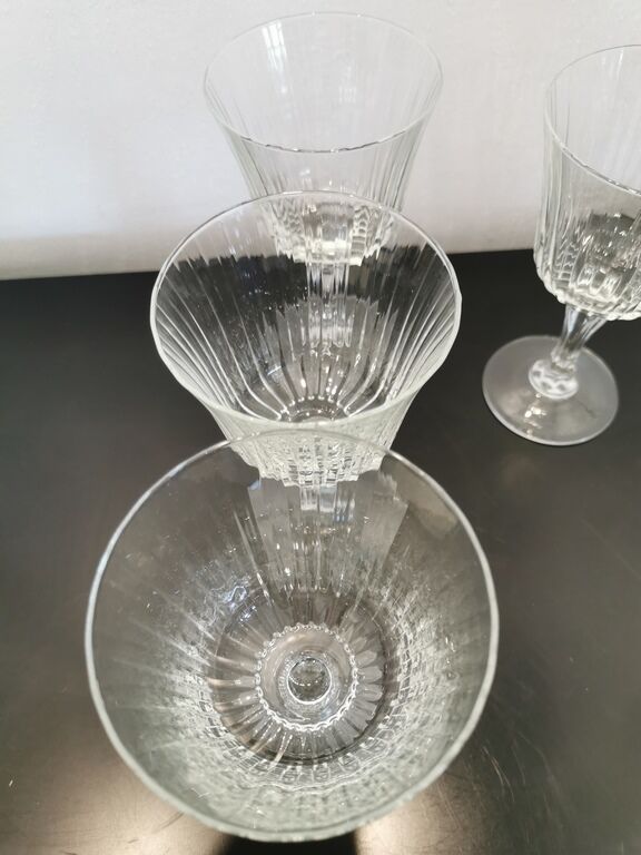 Set of 8 wine glasses with cut feet