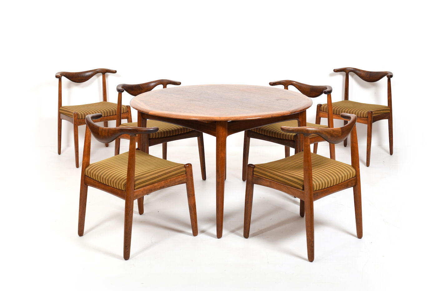 Chaises Cowhorn  et table par Svend Aage Madsen