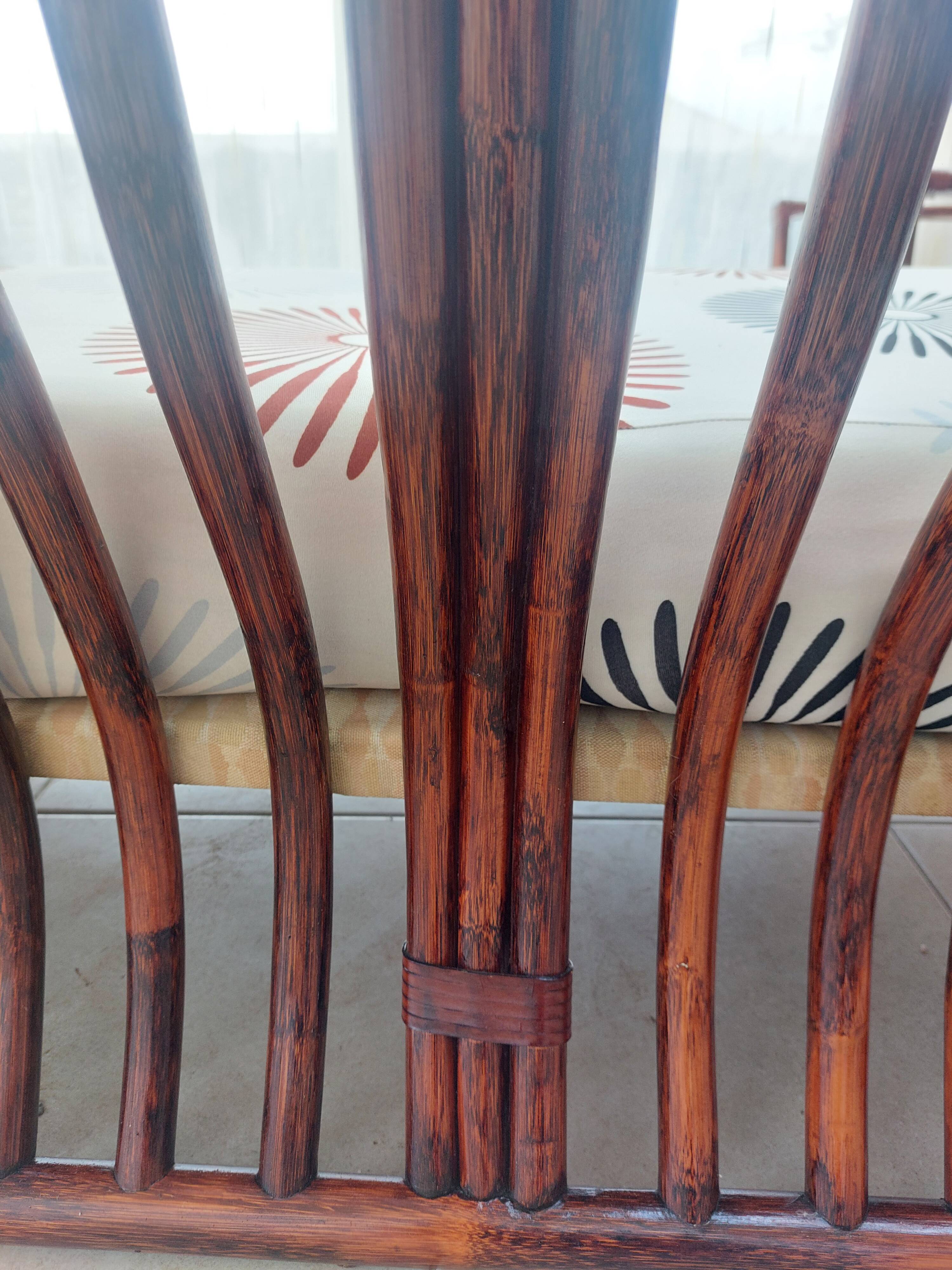 Salon vintage Maison Maugrion en rotin et finitions cuir et plume