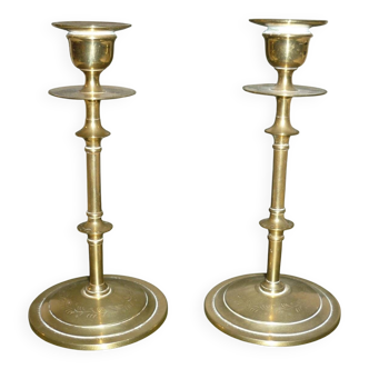 Paire de bougeoirs en laiton doré