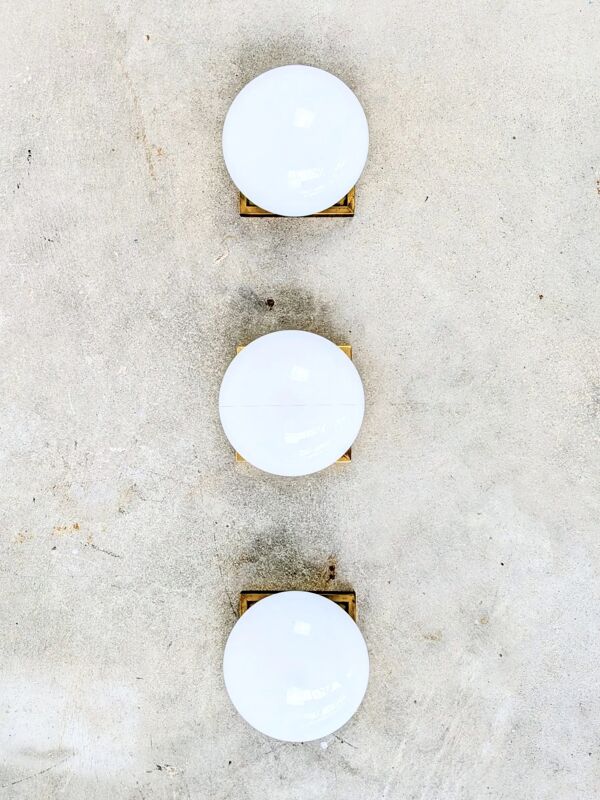 Lot de 3 appliques murales vintage – laiton et verre opalin (design 70s)